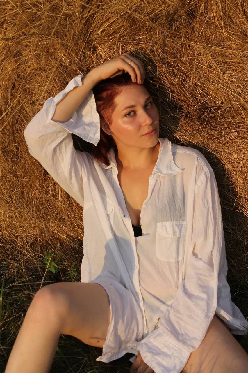 «Девушка и сено». Anastasiabraga.sheisart