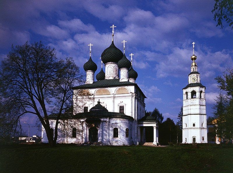 Спасо-Преображенский собор и колокольня на территории кремля