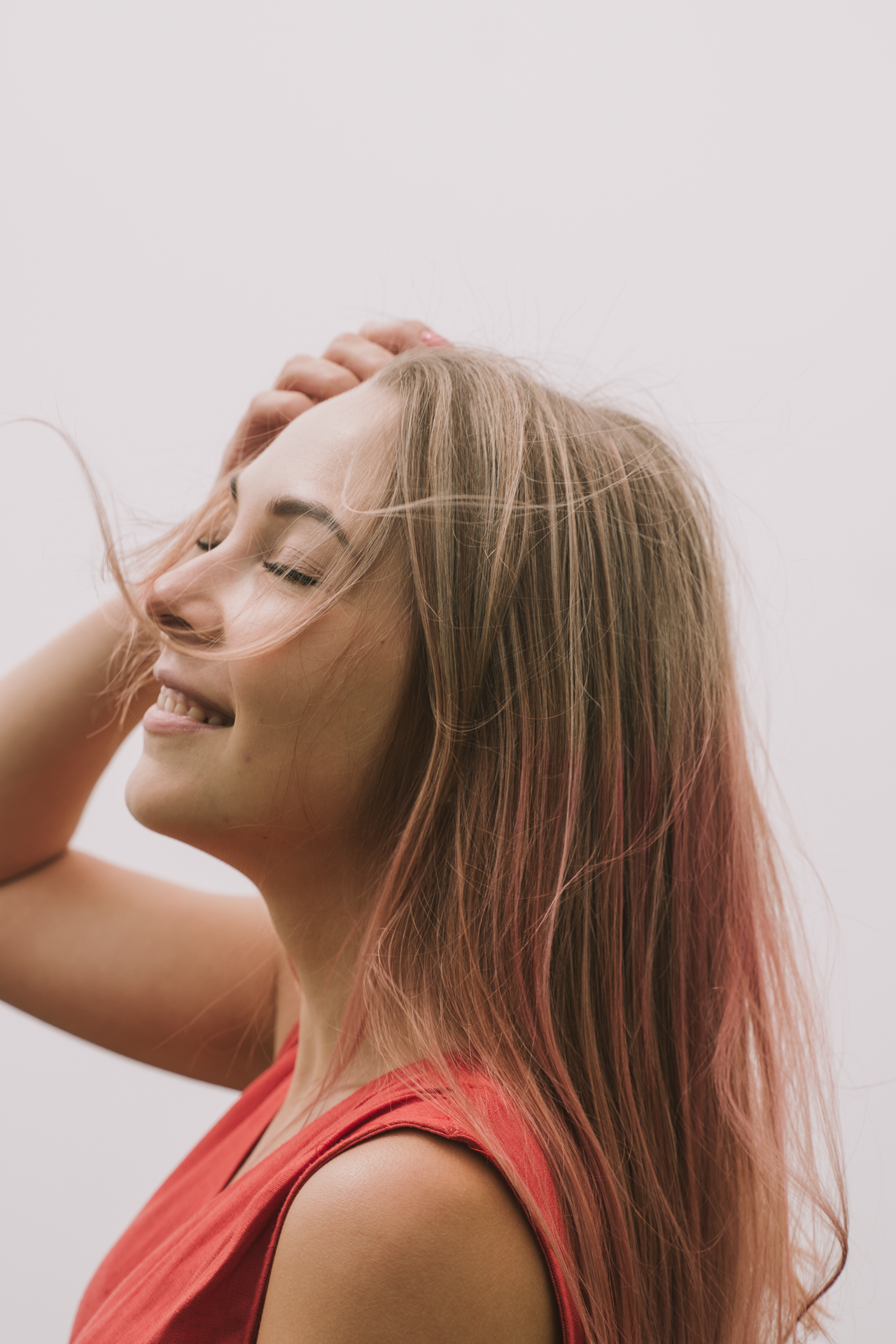 Портретный снимок с боку  девушки на фоне облаков 