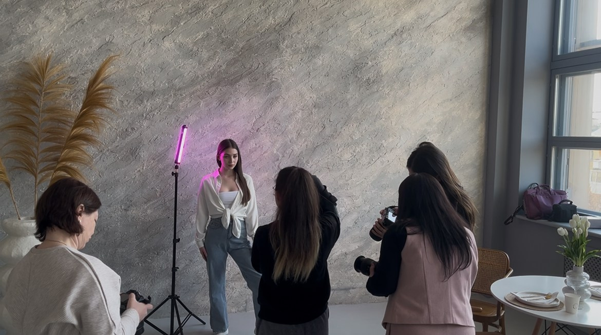 Фото бэкстейдж съёмок и занятий — как проходят наши уроки в Фотошколе Lectory 4.06. Фотошкола Екатеринбург Lectory 4.06