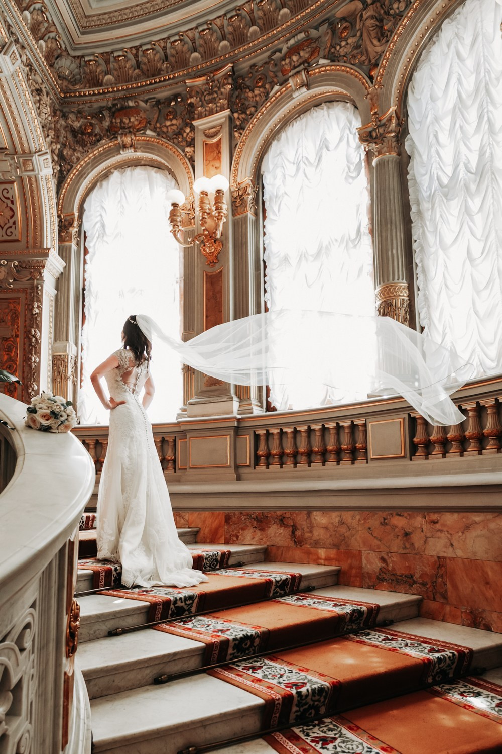 свадебное платье в спб, найти свадебный салон, букет для невесты, хороший ведущий на свадьбу, костюм для жениха, платье для невесты,  подшить свадебное платье, ателье свадебное, фотограф на свадьбу, выпуск, праздник, венчание