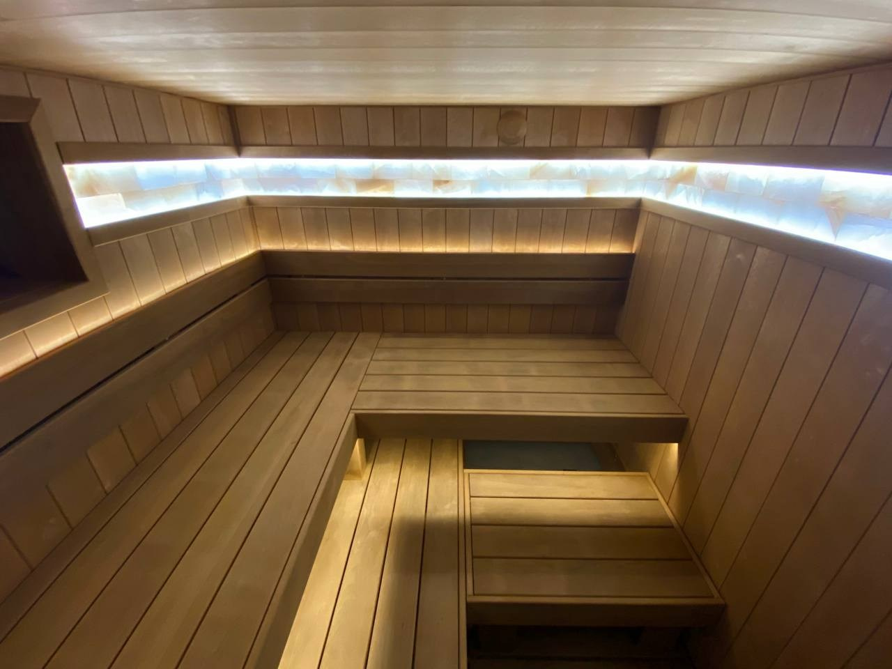 Сауна в Коростово из термоольхи с белоснежными линиями гималайской соли. Ширина доски в 135 мм придает небольшому помещению массивность. SaunaTopMasters