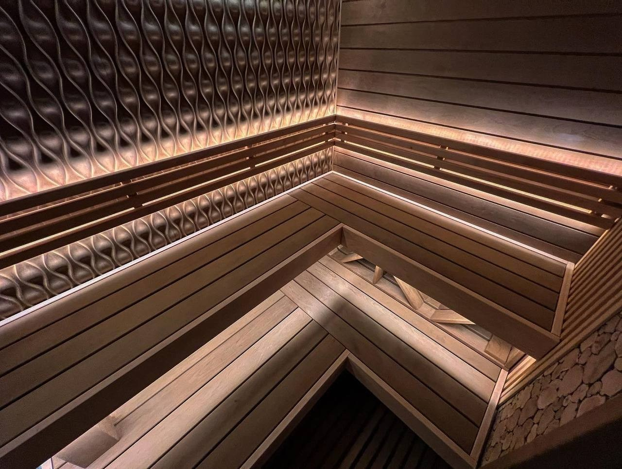 Уникальная парная в Юкках с огромным 3D панно из дикорастущего тика. Печь ручной работы и даже дровник между полками. SaunaTopMasters