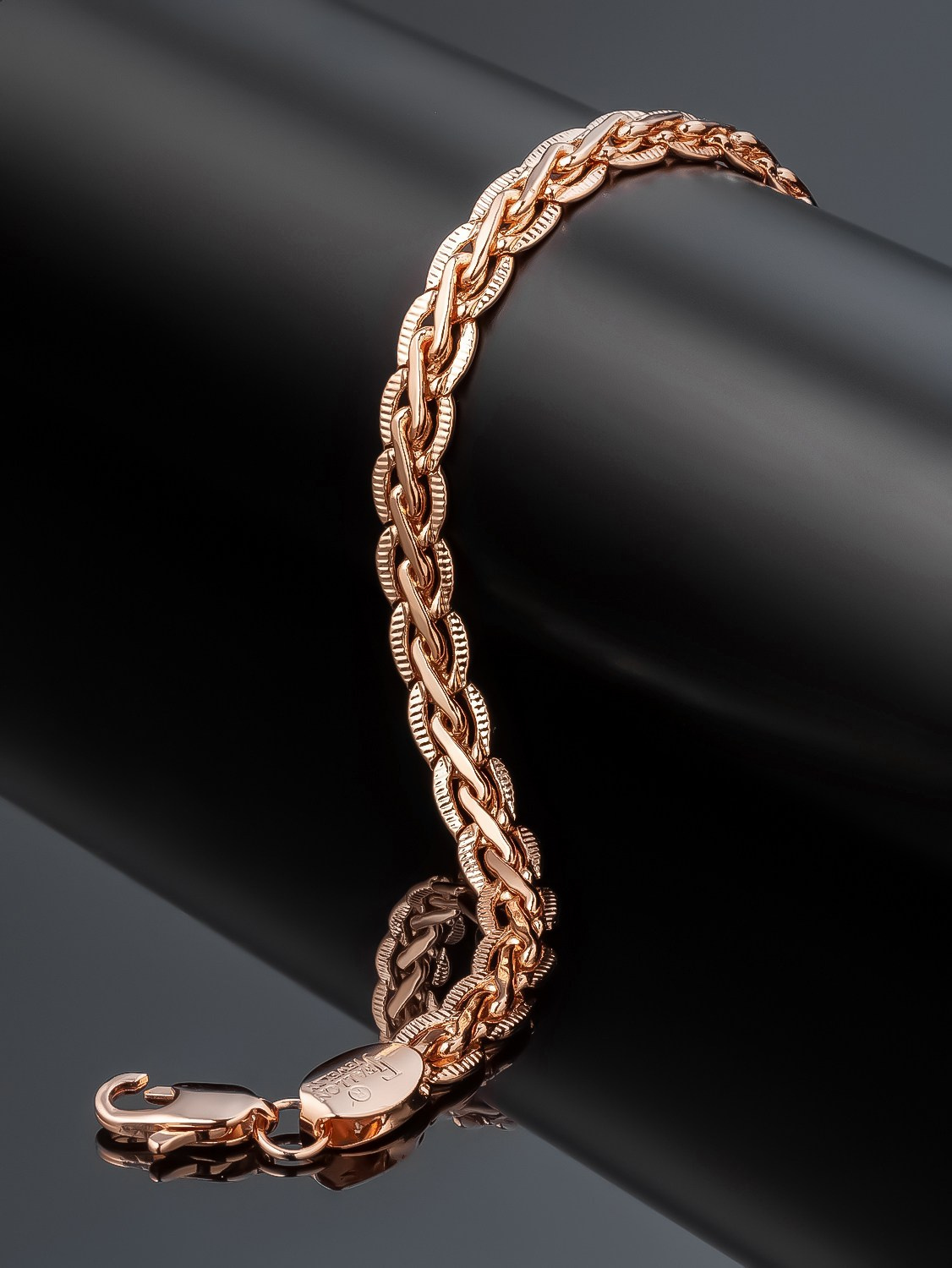 Фотосъемка золотого браслета на черном фоне для маркетплейсов в Ростове