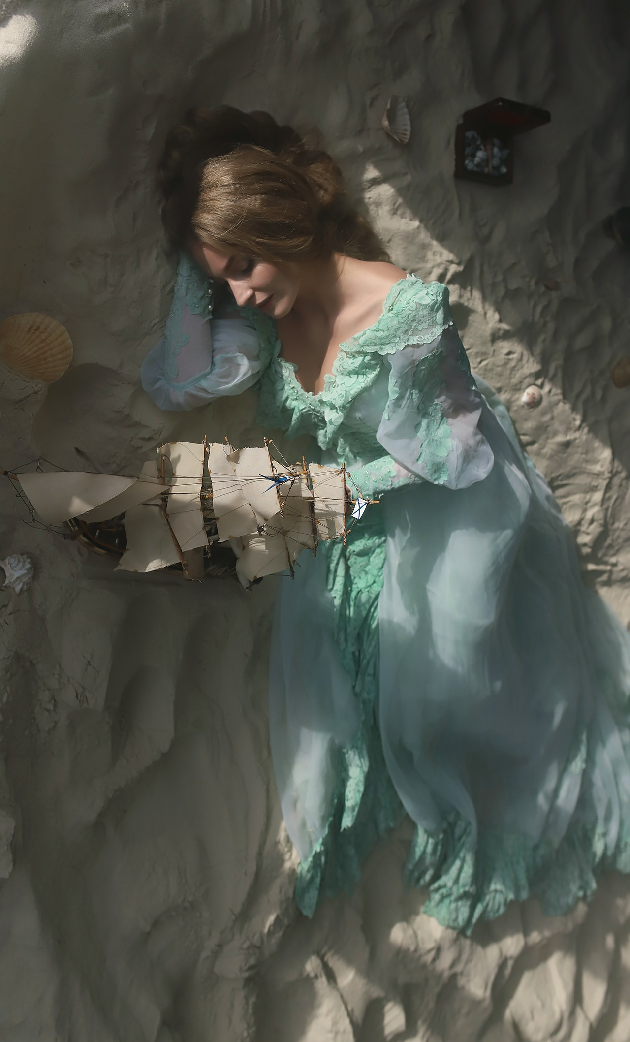 Девушка и море. Художественная винтажная фотография