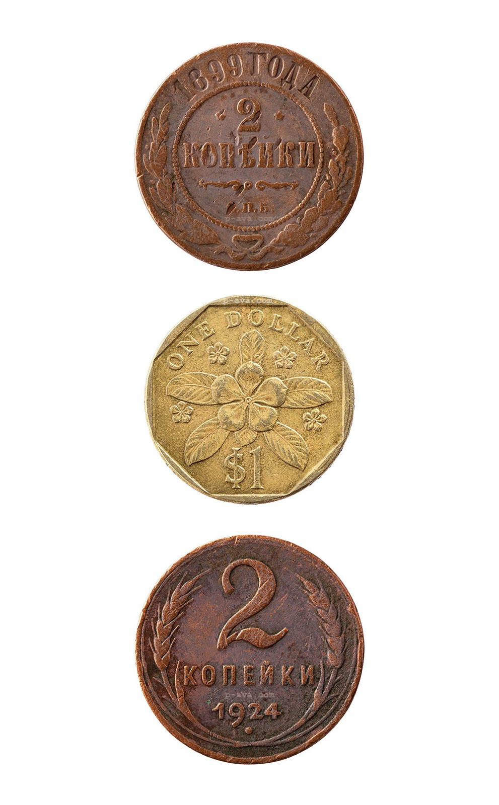 Старые и антикварные монеты на белом фоне