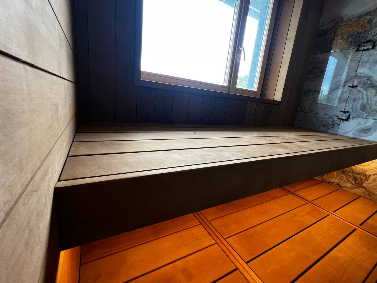 Роскошная парная в Красноармейском с высоким потолком, широкими полками, панорамным окном и Harvia Legend на дистанционном управлении. SaunaTopMasters