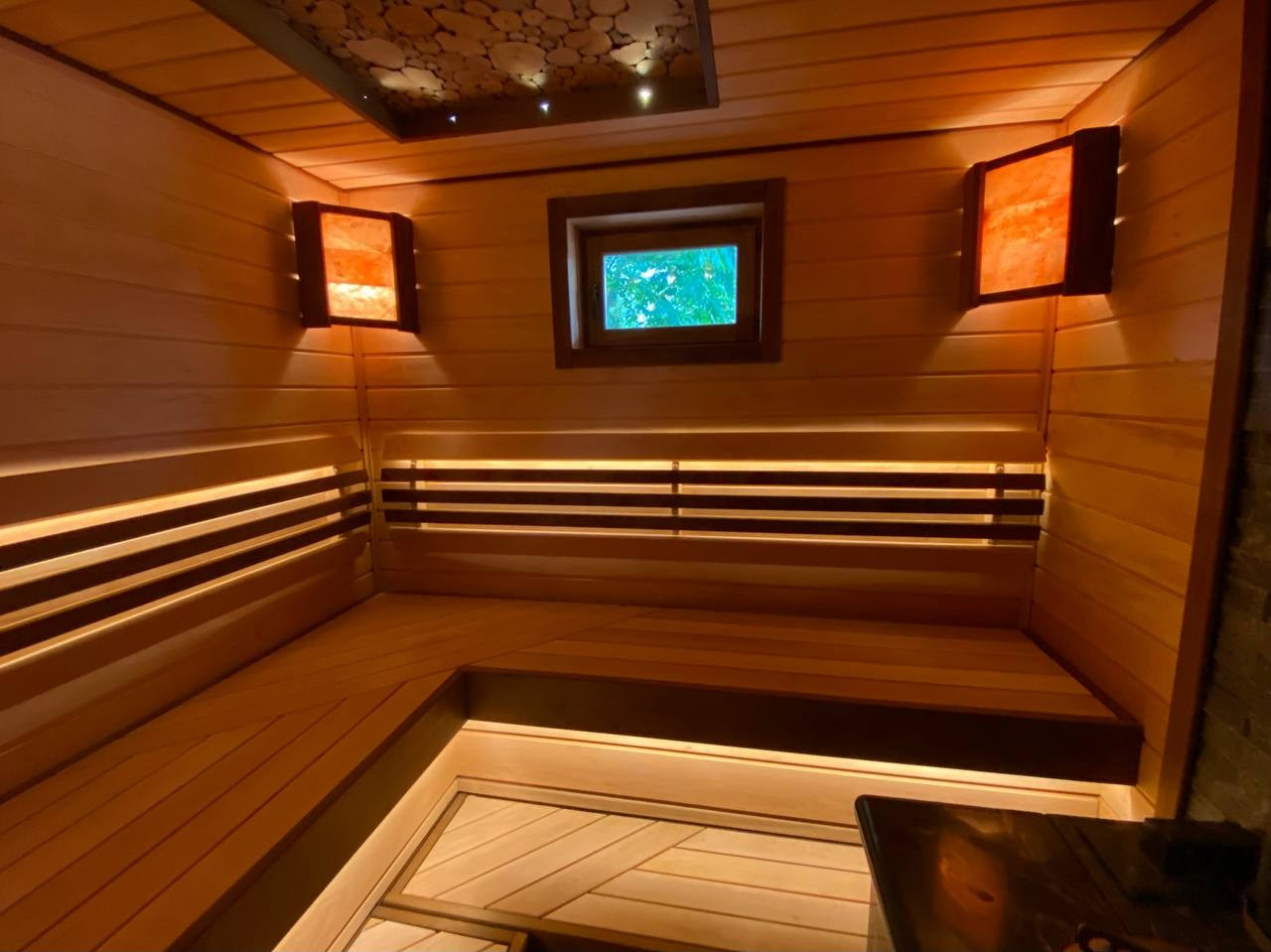 Парная в Токсово: печь Easysteam, ольховые полки с диагональными зашивками, анатомические спинки и мягкий свет солевых ламп. SaunaTopMasters