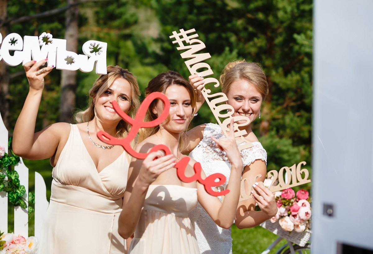 Аренда прокат фотобудки в Красноярске фотозона на мероприятие Свадьбу праздник День рождения выпускной корпоратив фотокабина цена стоимость заказать забронировать описание услуги ведущий тамада моментальная печать фотографий причёска макияж платье невеста