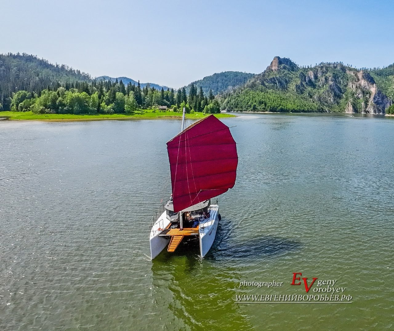 аренда яхты Красноярское море цена забронировать путешествие Царские ворота Бирюса залив шумиха стоимость заказать прогулка парусная яхта катамаран Красноярское водохранилище фотосессия фотограф Красноярск Дивногорск Красноярская ГЭС отдых купание экскурсия достопримечательность туристический тур маршрут Енисей Сибирь Козыревский зуб база отдыха адмирал