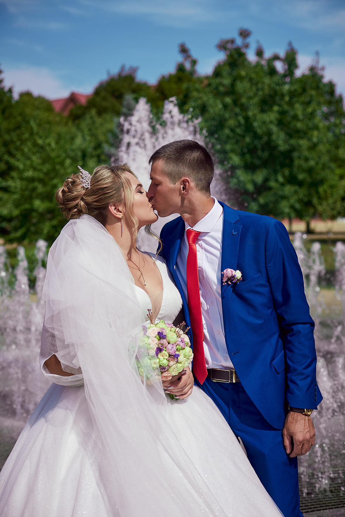 Жених и невеста целуются на фоне фонтана. Фотограф. Тимашевск. Кубань. Краснодарский край.