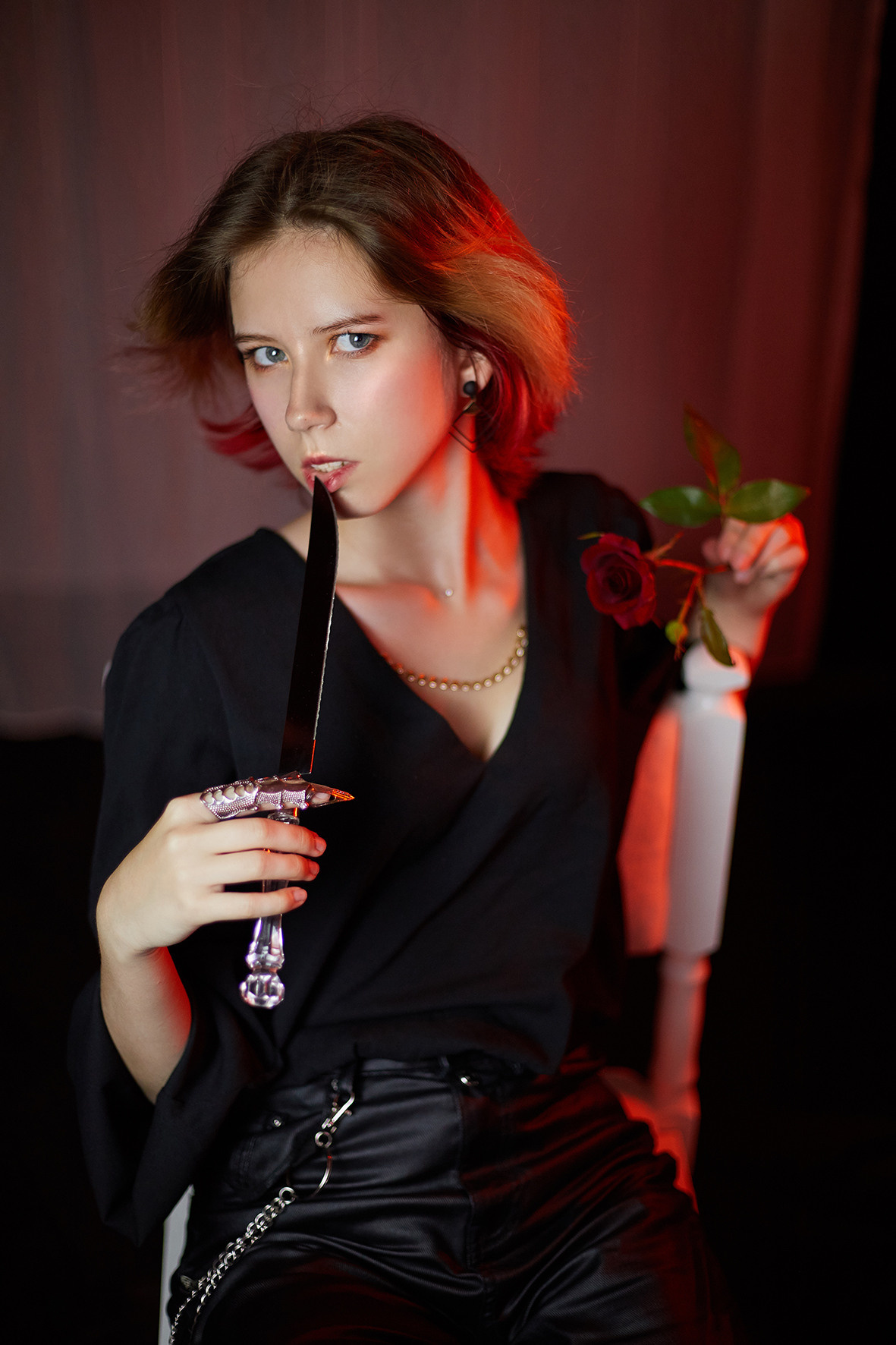 Студийный портер девушки в черной одежде с алой розой и ножом. Фотограф. Тимашевск. Кубань. Краснодарский край.