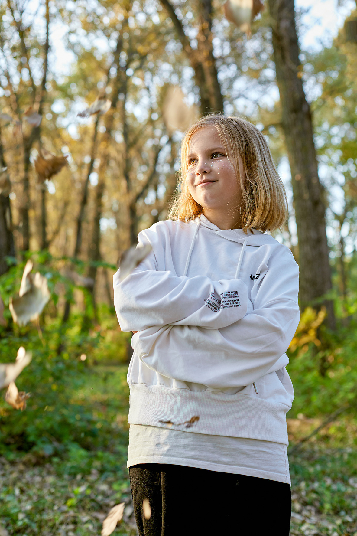 Портрет девочки в венке из осенних желтых листьев в осеннем парке. Фотограф. Тимашевск. Кубань. Краснодарский край.