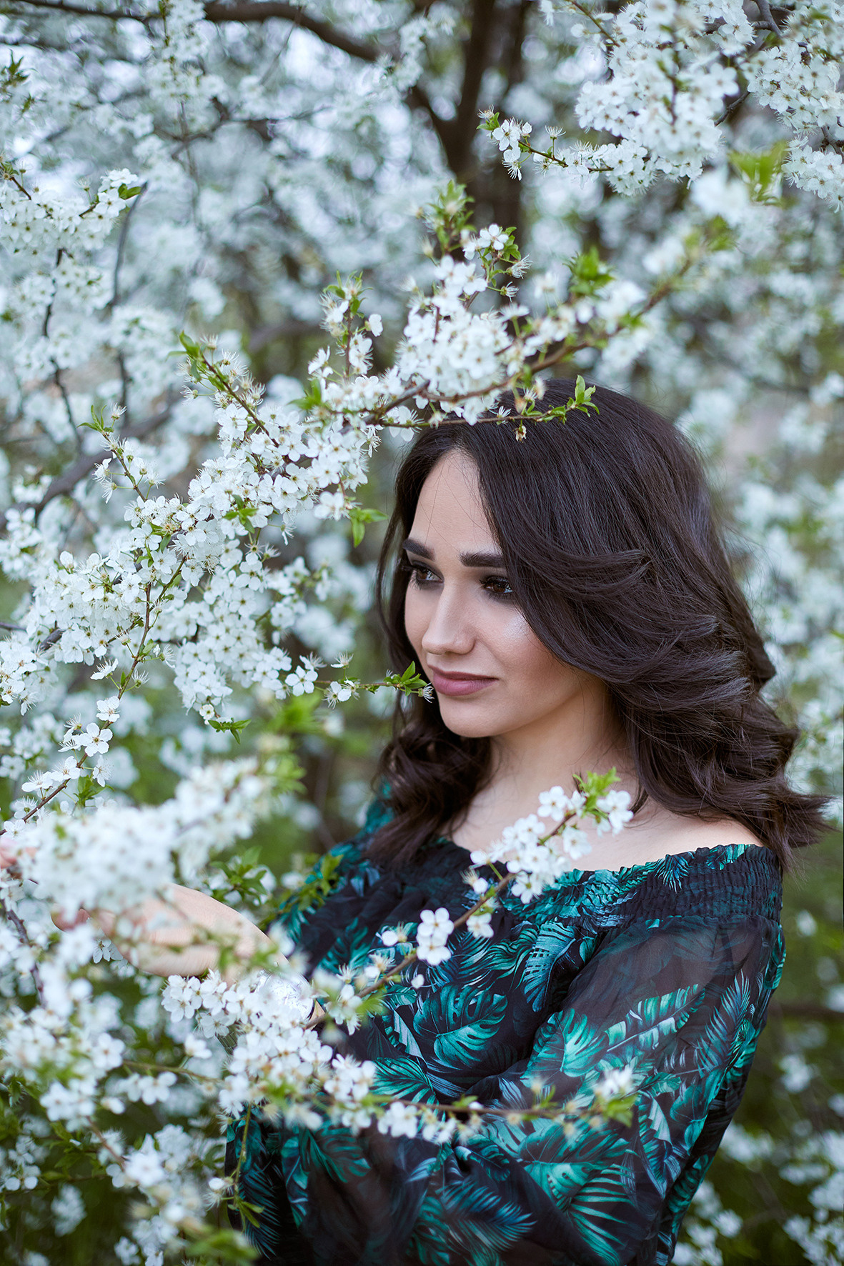 Портрет девушке на фоне цветущего дерева вишни. Девушка в цветущем саду. Брюнетка в черно-зеленом платье. Очень красивая девушка. Фотограф. Тимашевск. Кубань. Краснодарский край.