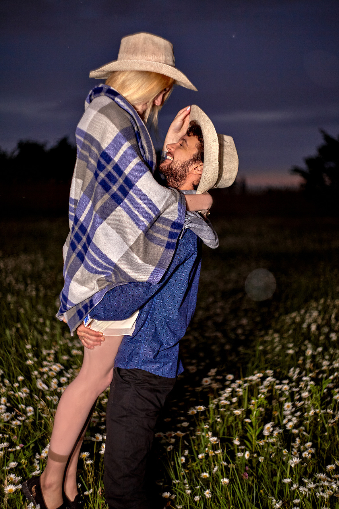 Лавстори. Влюбленная пара в ромашковом поле на закате. Парень и девушка в соломенных шляпах. Фотосессия для влюбленных на природе в уютном пледе. Клетчатый плед. Фотограф. Тимашевск. Кубань. Краснодарский край.