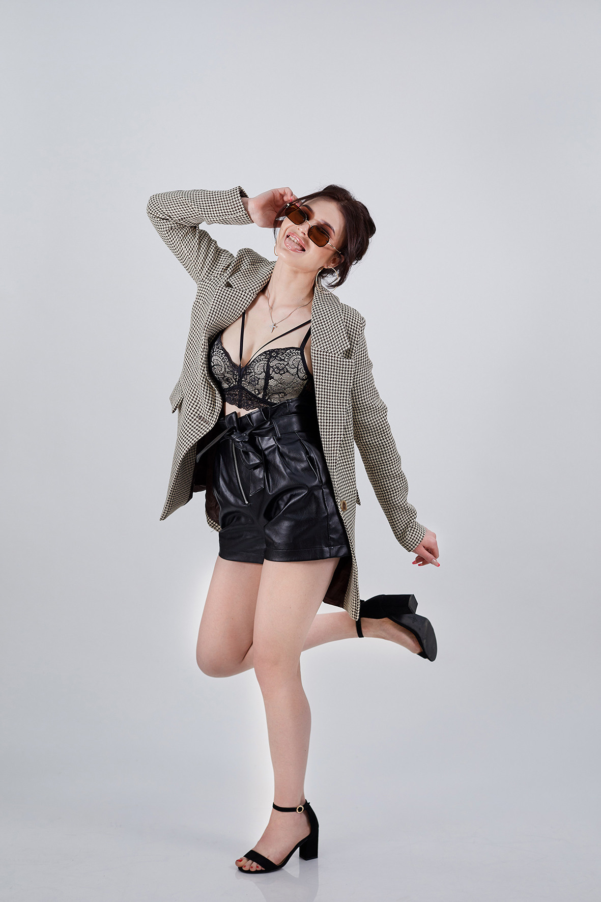 Студийный портрет красивой девушки в солнечных очках. Стильная девушка на белом фоне. Фотограф. Тимашевск. Кубань. Краснодарский край. Модная.