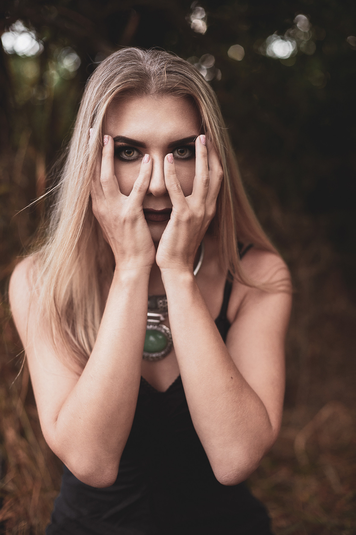 Фотосессия для девушки в образе колдуньи. Девушка колдует в лесу. Колдовские глаза. Фотограф. Тимашевск. Кубань. Краснодарский край.