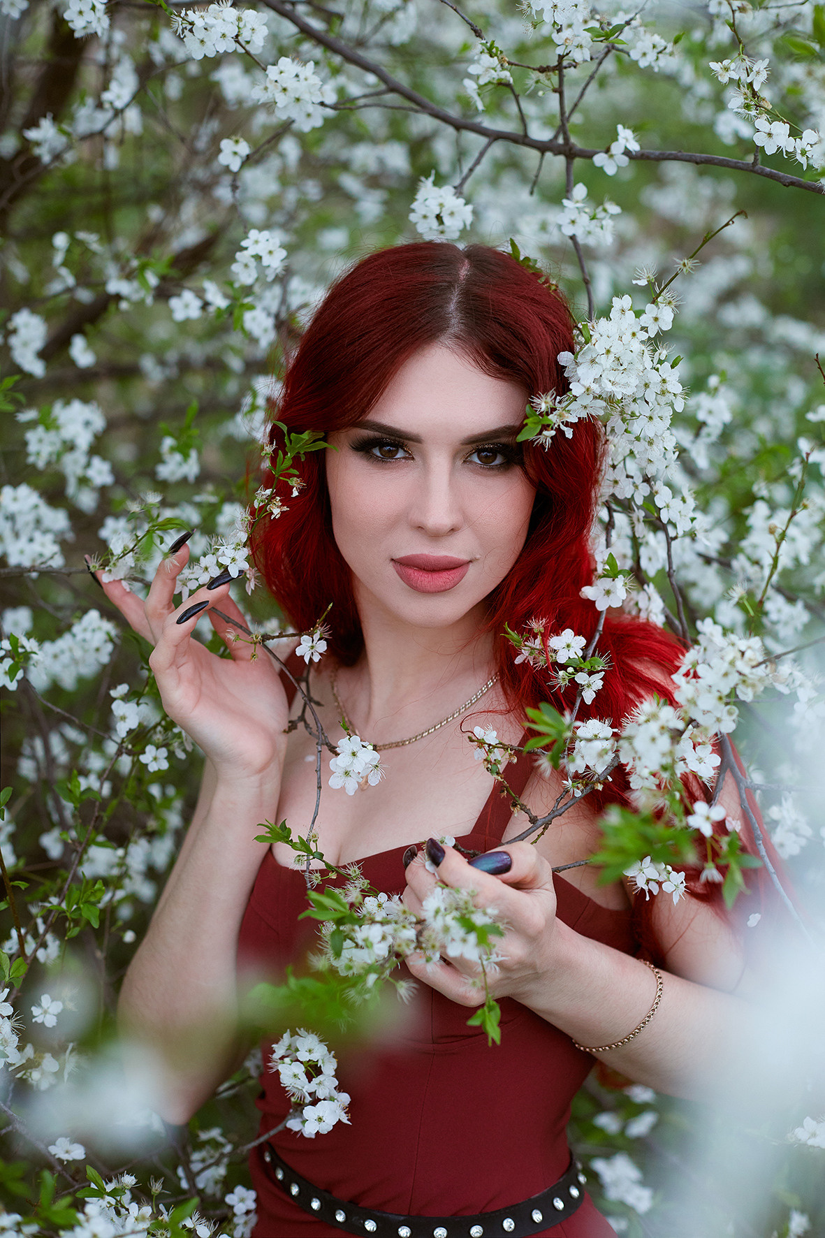 Портрет девушки с красными волосами в красном платье в цветущем вишневом саду. Фотограф. Тимашевск. Кубань. Краснодарский край.