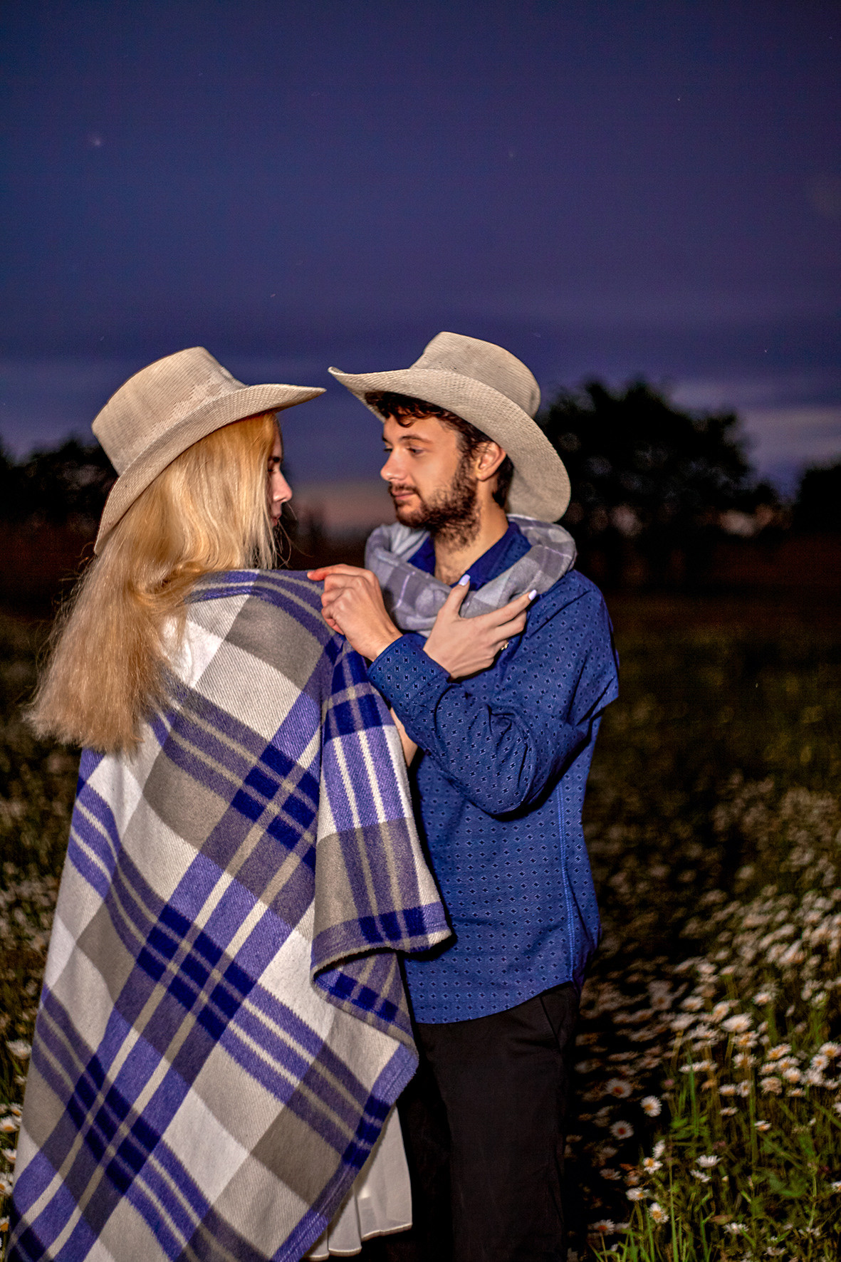 Лавстори. Влюбленная пара в ромашковом поле на закате. Парень и девушка в соломенных шляпах. Фотосессия для влюбленных на природе в уютном пледе. Клетчатый плед. Фотограф. Тимашевск. Кубань. Краснодарский край.