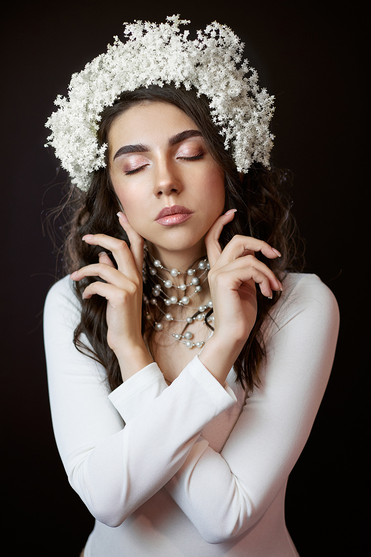 Студийный портрет на черном фоне девушки в белом боди и жемчужной ожерелье и с венком из пышных белых цветов на голове. Фотограф. Тимашевск. Кубань. Краснодарский край.