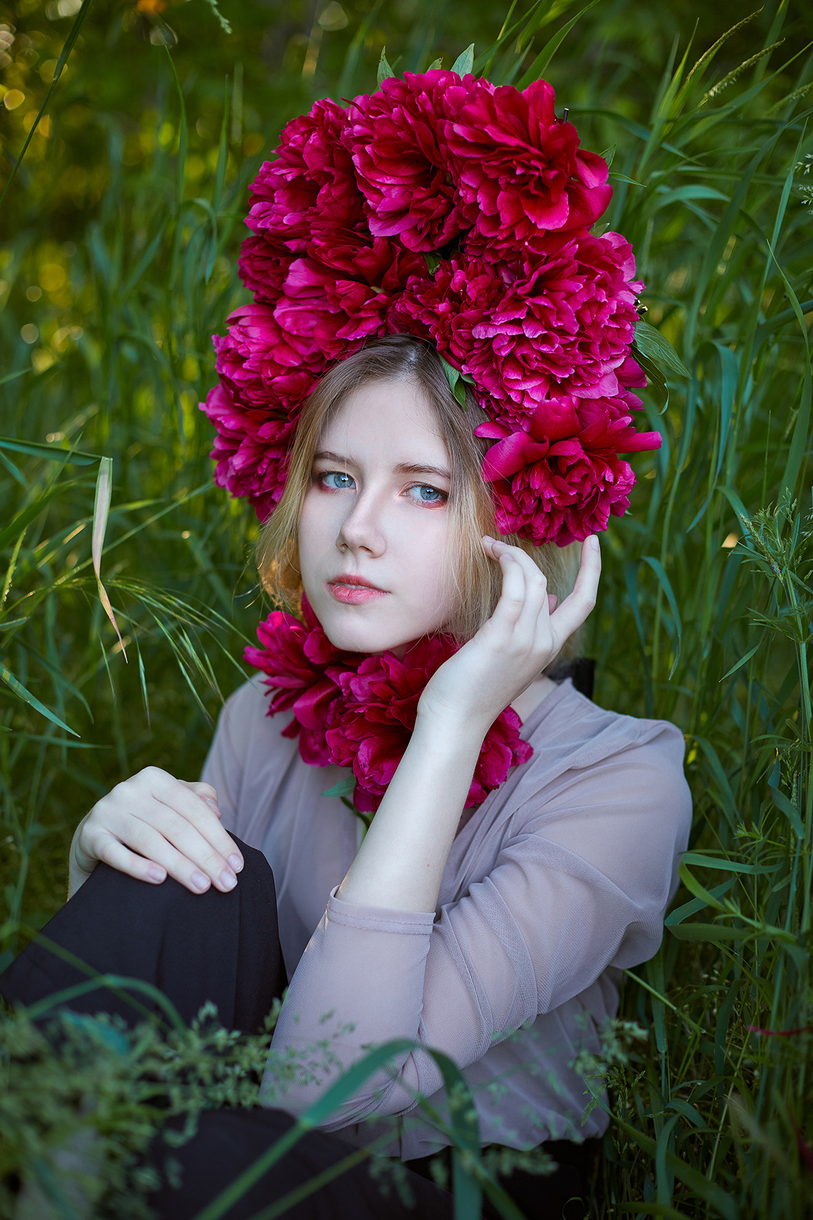 Портрет девушки в головном уборе из живых пионов в лесу на закате солнца. Фотограф. Тимашевск. Кубань. Краснодарский край.