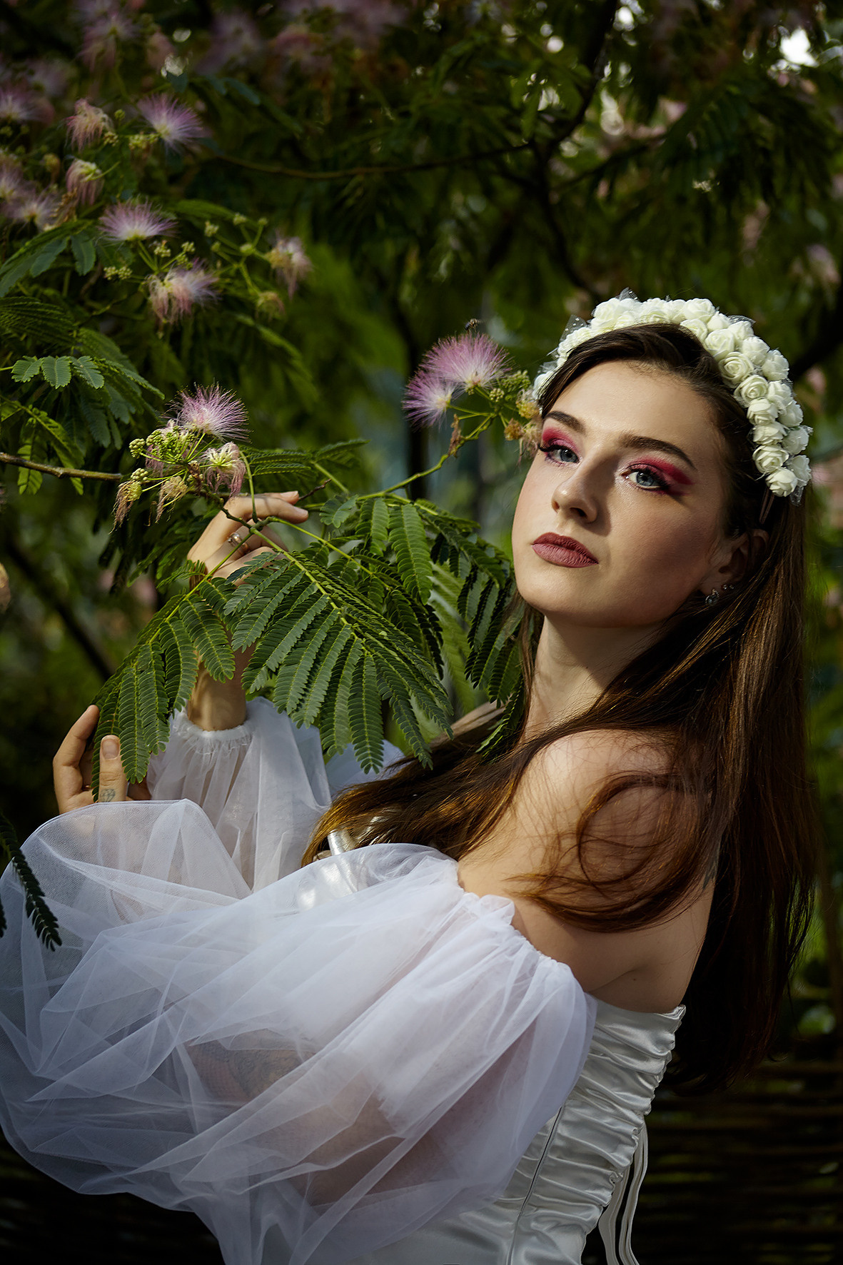 Портрет красивой девушки в цветущем саду. Девушка в белом платье с рукавами-воланами. Девушка в белом венке в саду. Фотограф. Тимашевск. Кубань. Краснодарский край.