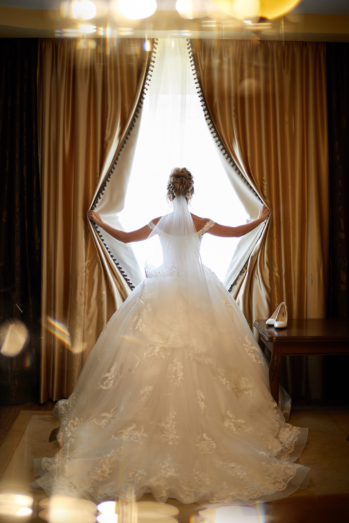 Утро невесты. Невеста распахивает занавески напротив витражного окна. Анапа. Фотограф. Тимашевск. Кубань. Краснодарский край.