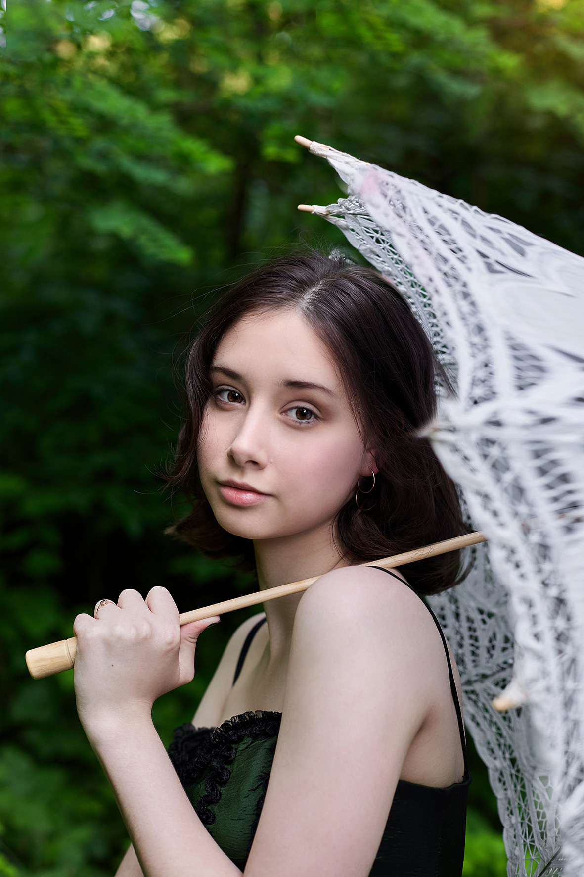 Портрет юной девушки в лесу. Девушка с кружевным солнечным зонтиком в длинном платье в лесу. Фотограф. Тимашевск. Кубань. Краснодарский край.