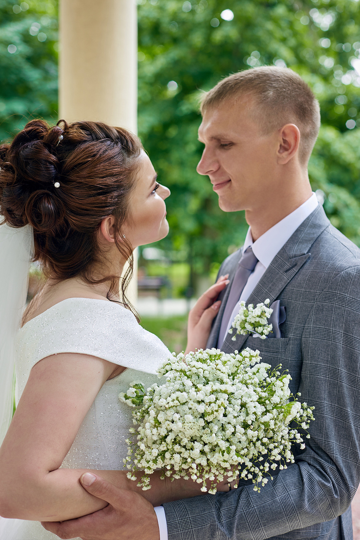Жених и невеста смотрят друг другу в глаза. У невесты в руках букет из гипсофил. Приморско-Ахтарск. Фотограф. Тимашевск. Кубань. Краснодарский край.
