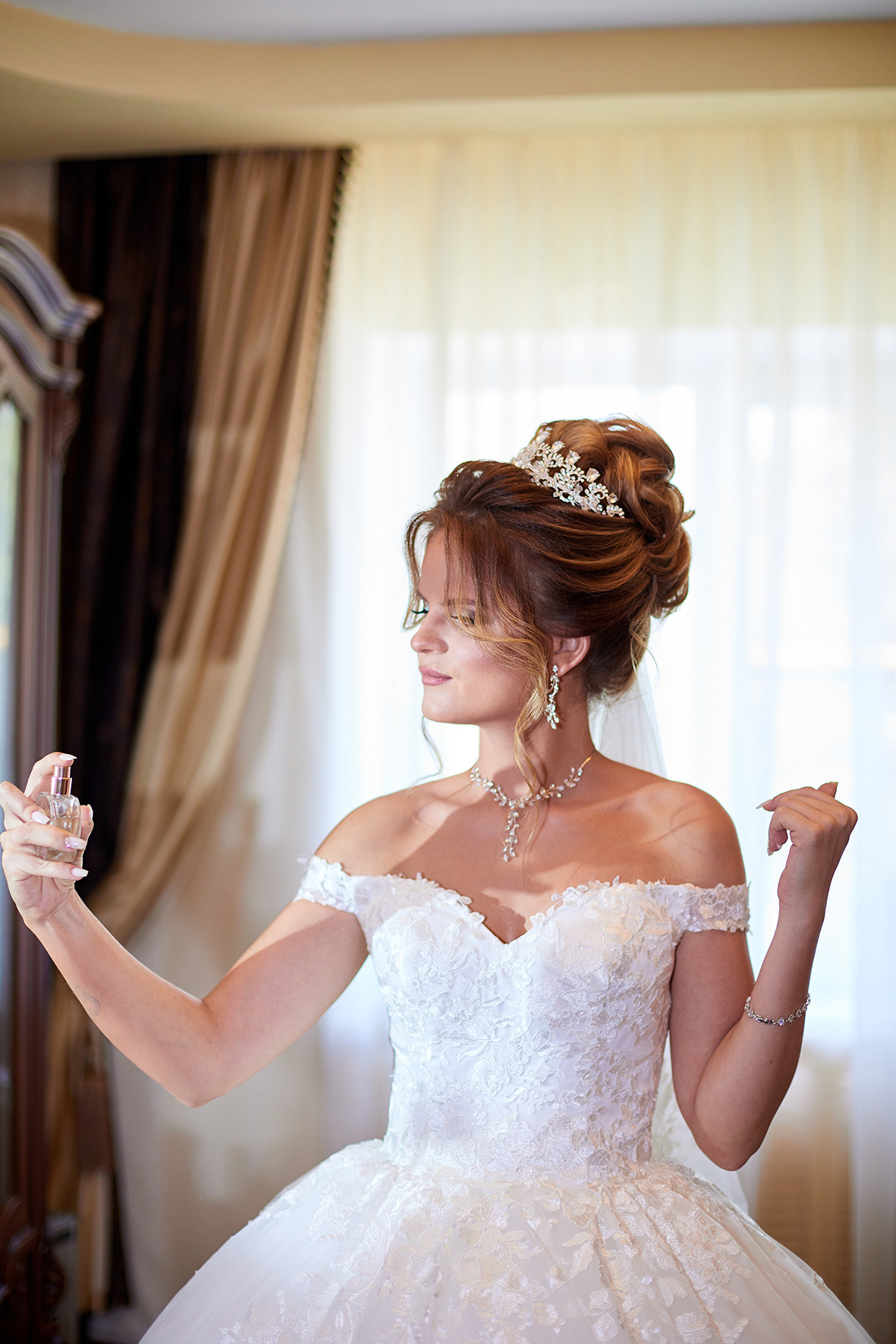 Утро невесты. Невеста брызгает духи на зону декольте. Анапа. Фотограф. Тимашевск. Кубань. Краснодарский край.