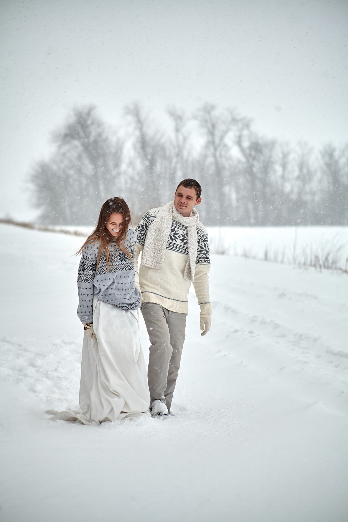 Лавстори зимой. Влюбленные гуляют во время снегопада. Влюбленные в парных свитерах. Фотограф. Тимашевск. Кубань. Краснодарский край.