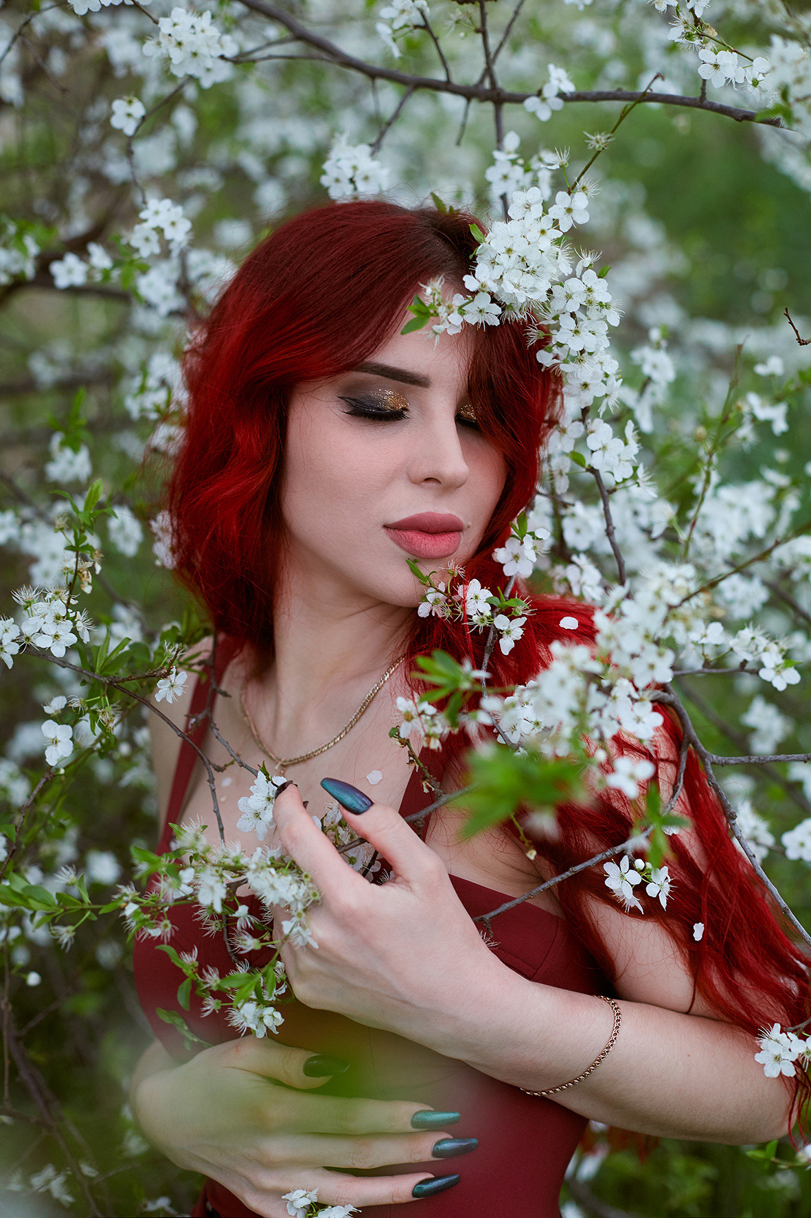 Портрет девушки с красными волосами в красном платье в цветущем вишневом саду. Фотограф. Тимашевск. Кубань. Краснодарский край.