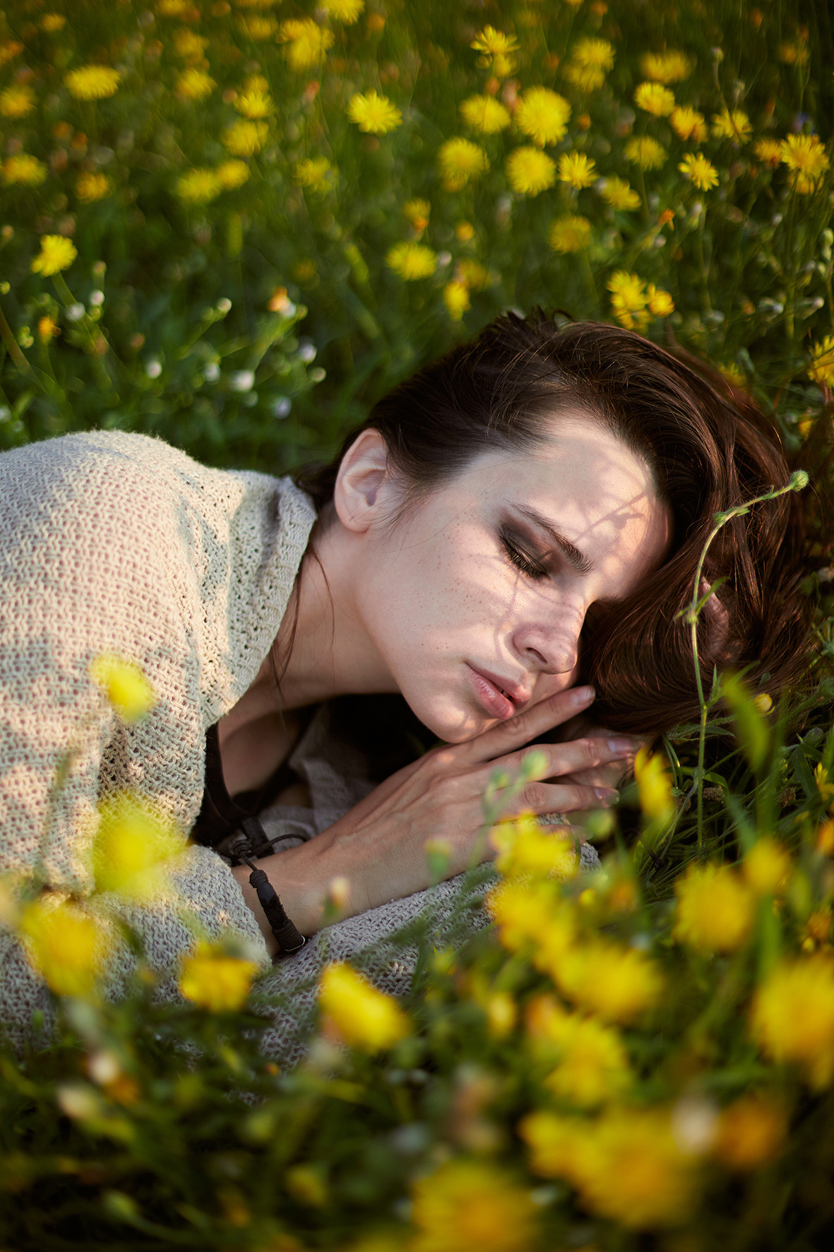 Красивая девушка лежит с закрытыми глазами среди желтых луговых цветов. Тимашевск. Краснодарский край. Фотограф. Кубань.