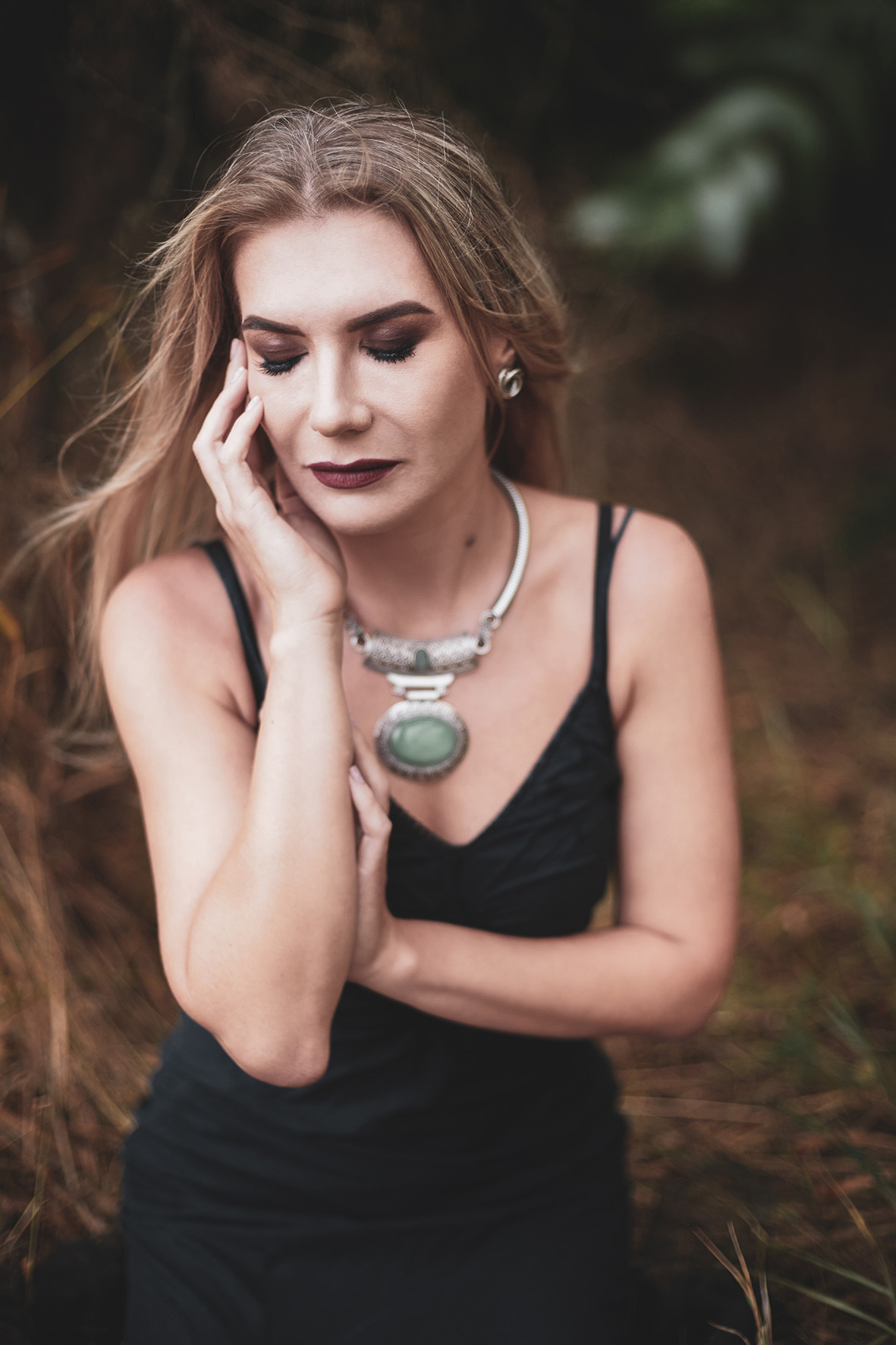 Фотосессия для девушки в образе колдуньи. Девушка колдует в лесу. Фотограф. Тимашевск. Кубань. Краснодарский край.