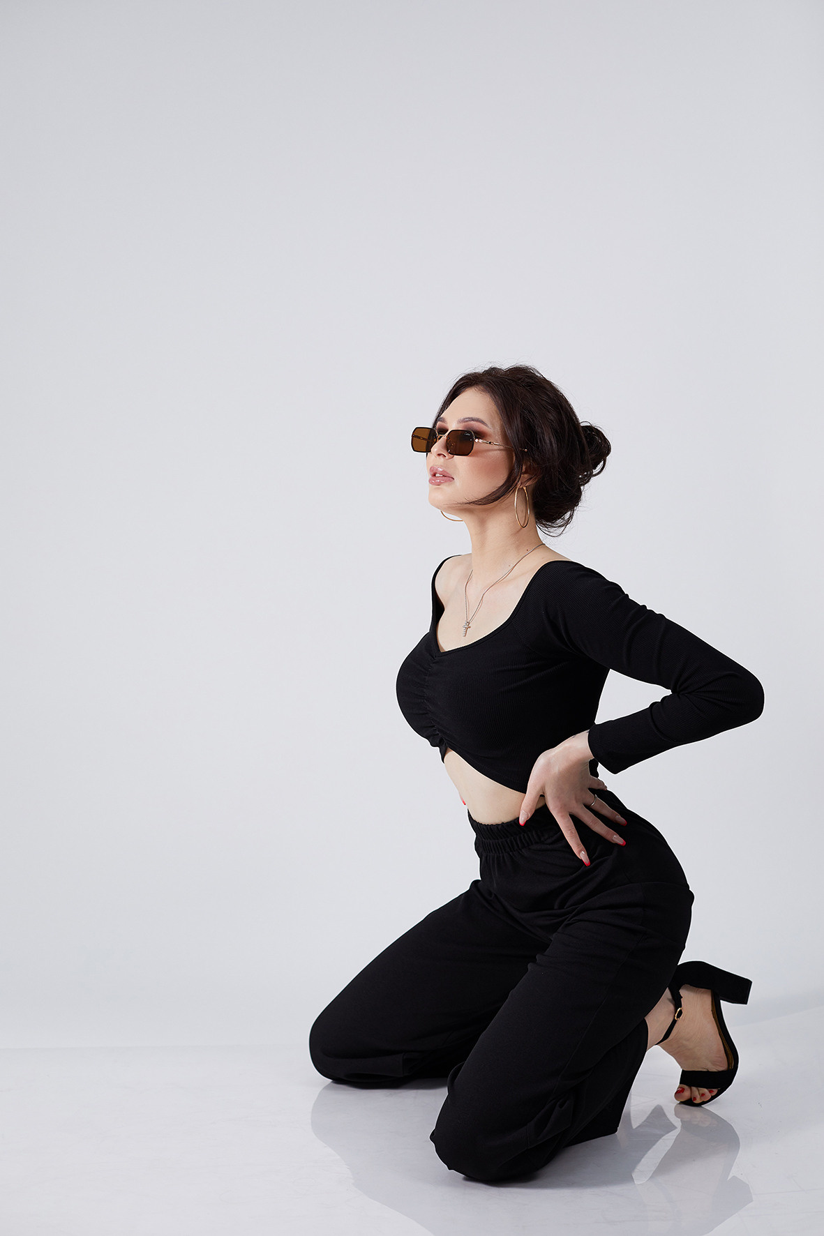 Студийный портрет красивой девушки в черной одежде и солнечных очках. Стильная девушка на белом фоне. Фотограф. Тимашевск. Кубань. Краснодарский край.