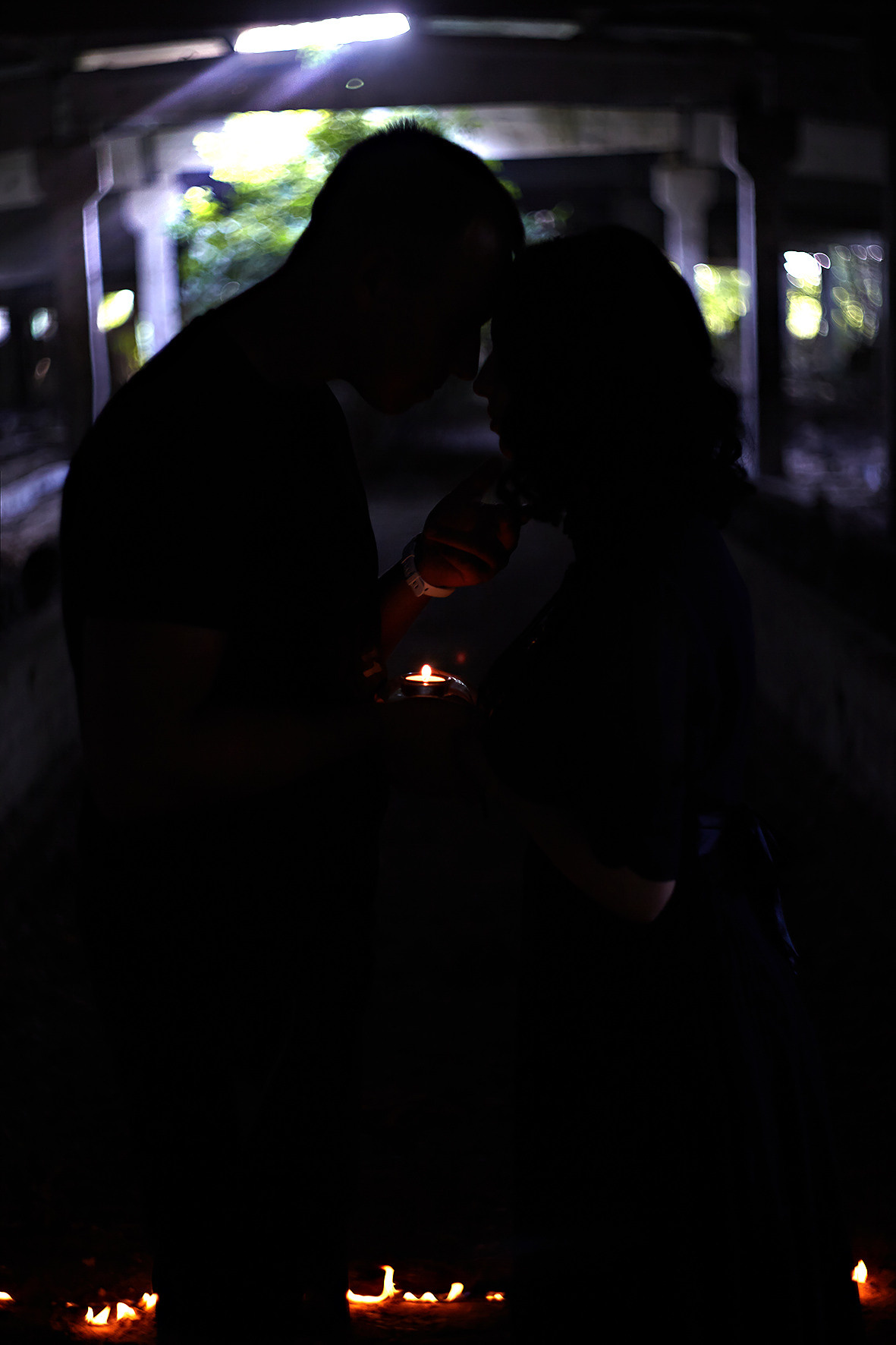 Парень и девушка в заброшенном здании обнимаются со свечой в руках. Фотограф. Тимашевск. Кубань. Краснодарский край.