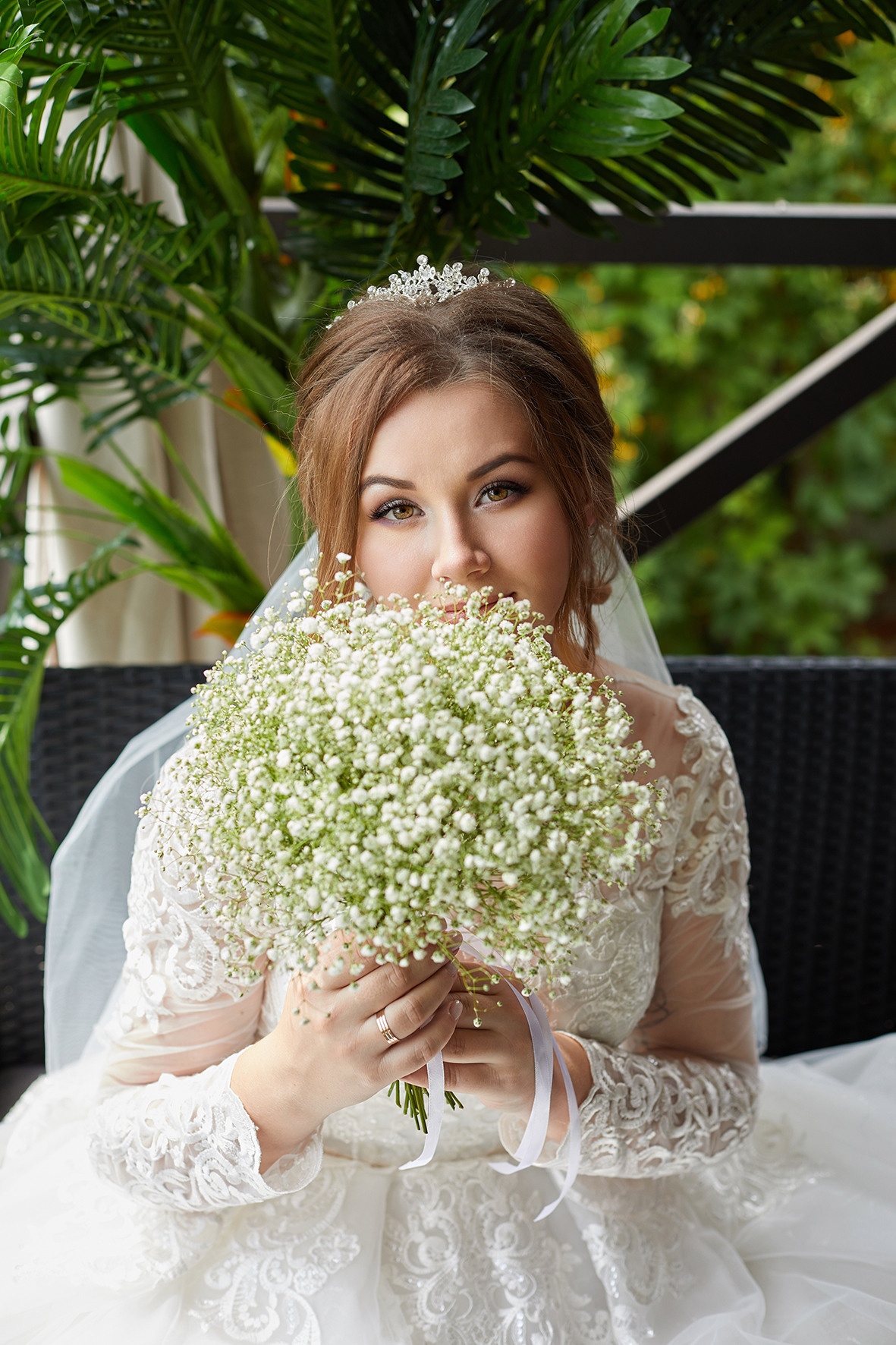 Фотография невесты на террасе летнего кафе у реки. В руках невесты нежный свадебный букет из гипсофил. Фотограф. Тимашевск. Кубань. Краснодарский край.