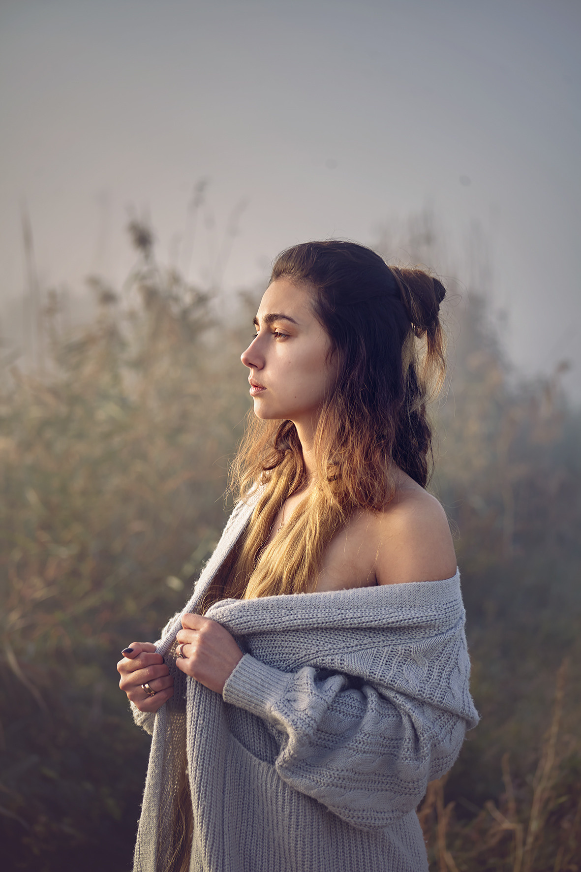 Девушка с длинными волосами стоит в вязаном кардигане  на фоне камыша в тумане. Фотограф. Тимашевск. Кубань. Краснодарский край.
