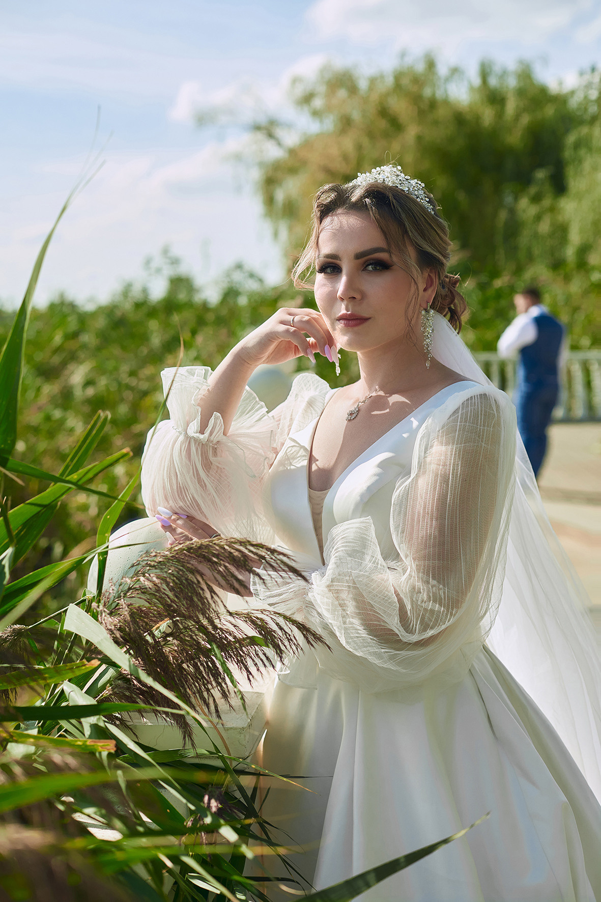 Невеста стоит на набережной реки. Фотограф. Тимашевск. Кубань. Краснодарский край.