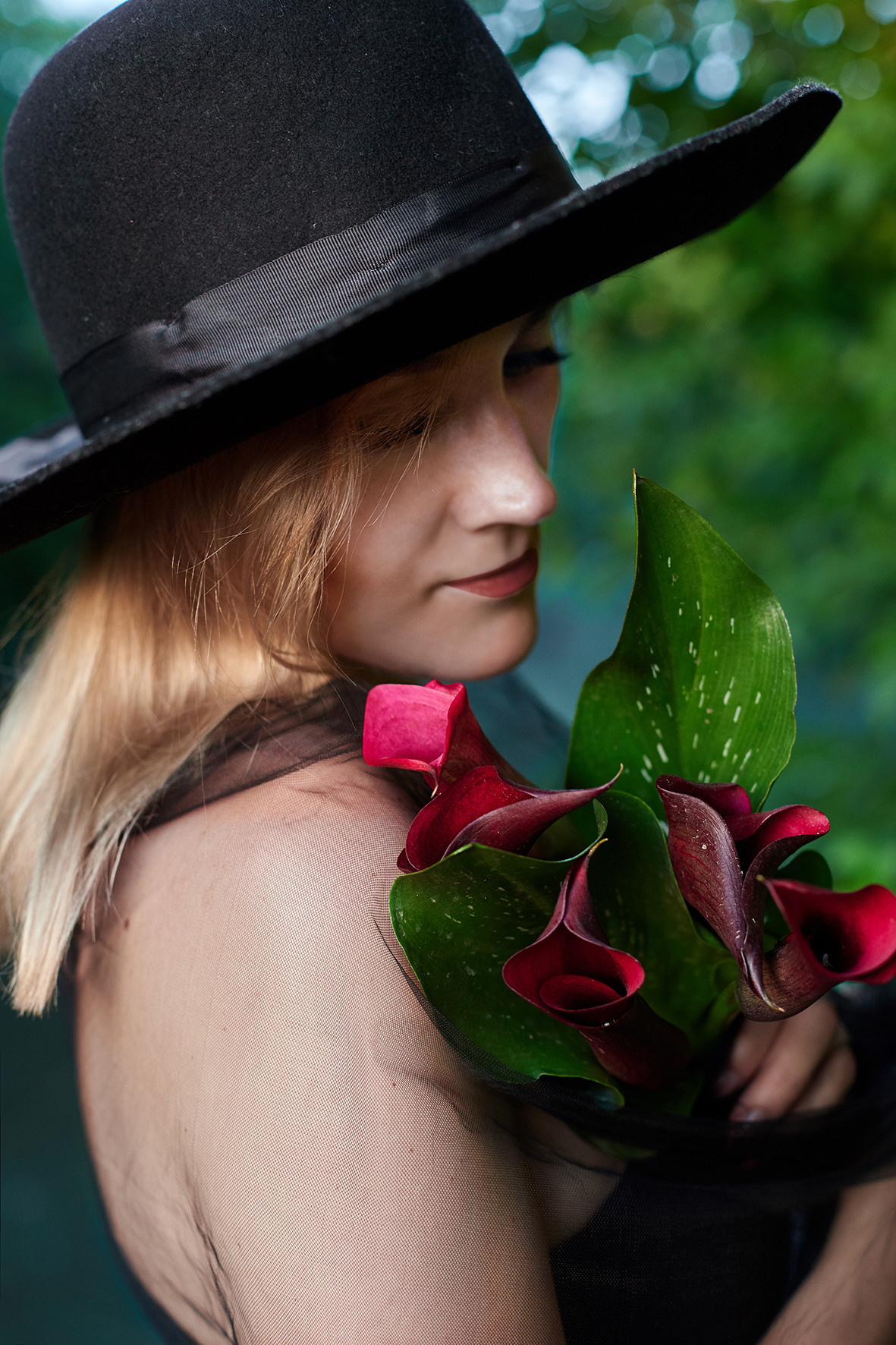 Портрет девушки у реки с бордовыми калами в руках. Девушка в черном платье и черной шляпе. Фотограф. Тимашевск. Кубань. Краснодарский край.