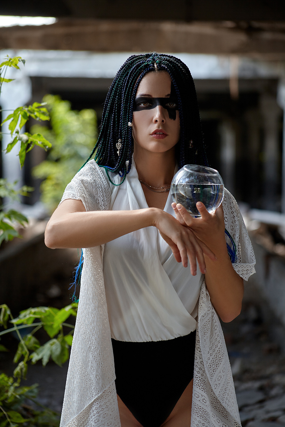 Художественный портрет девушки в заброшенном помещении. Девушка в боди с афрокосами и экстремальным черным макияжем. Фотограф. Тимашевск. Кубань. Краснодарский край.