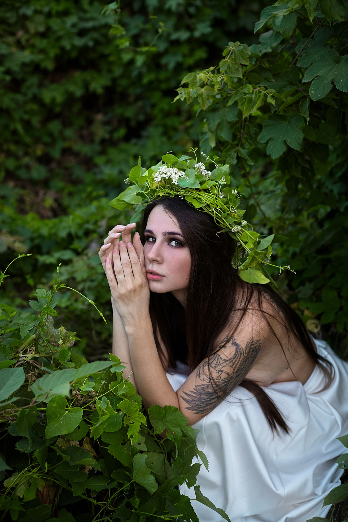 Художественный портрет девушки в образе нимфы в блинной белой юбке с обнаженным торсом, длинными волосами и пышным венком из зелени. Фотограф. Тимашевск. Кубань. Краснодарский край.