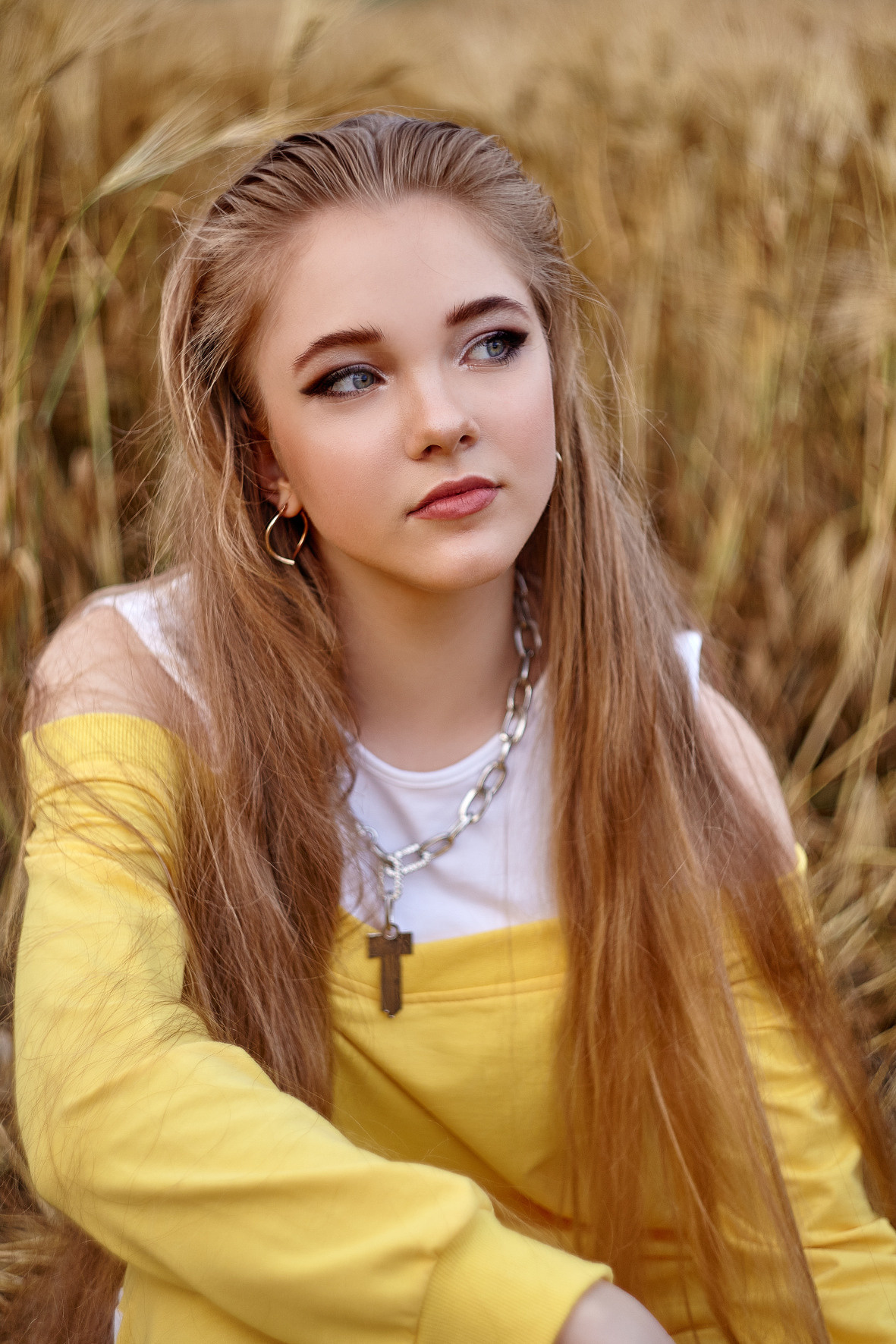 Портрет девушки в пшеничном поле. Девушка в желтом костюме. Девушка с длинными волосами. Фотограф. Тимашевск. Кубань. Краснодарский край.