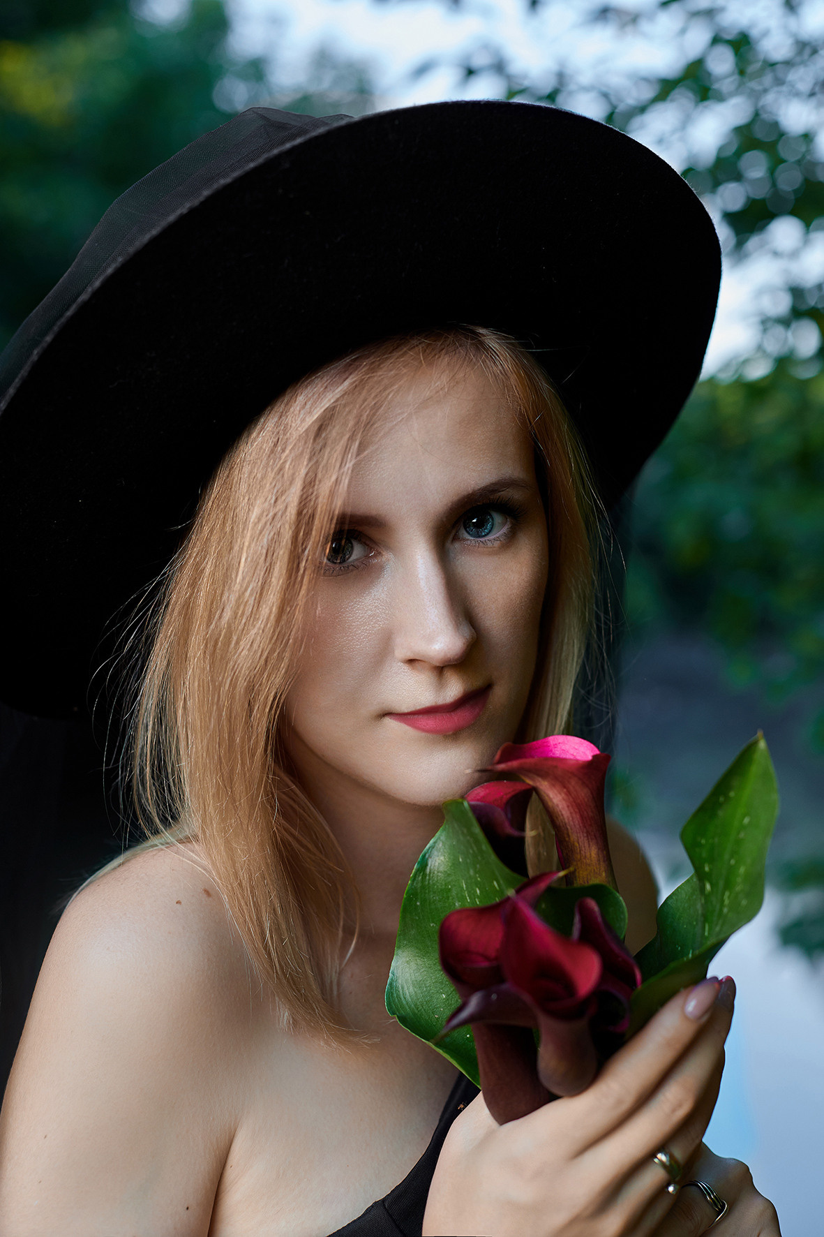 Портрет девушки у реки с бордовыми калами в руках. Девушка в черном платье и черной шляпе. Фотограф. Тимашевск. Кубань. Краснодарский край.