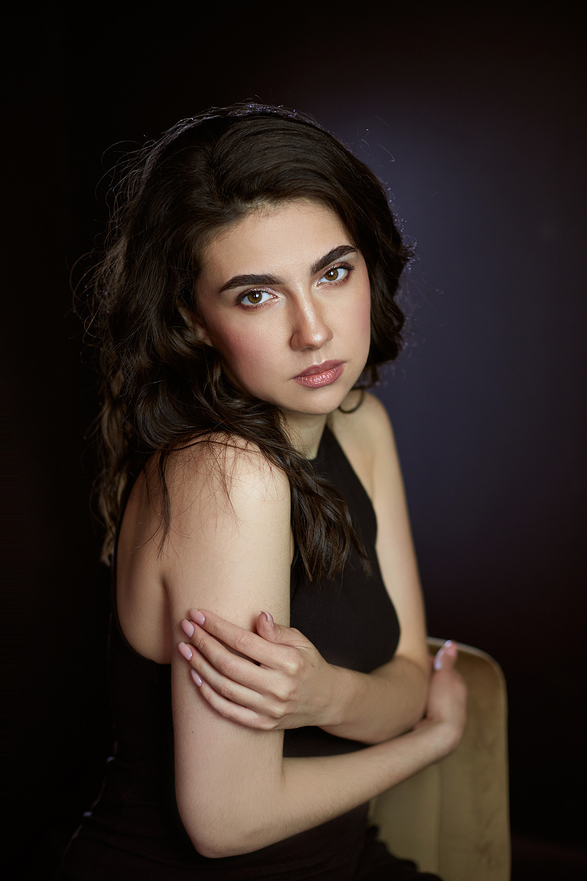 Студийный портрет девушки в черном платье на черном фоне. Фотограф. Тимашевск. Кубань. Краснодарский край.