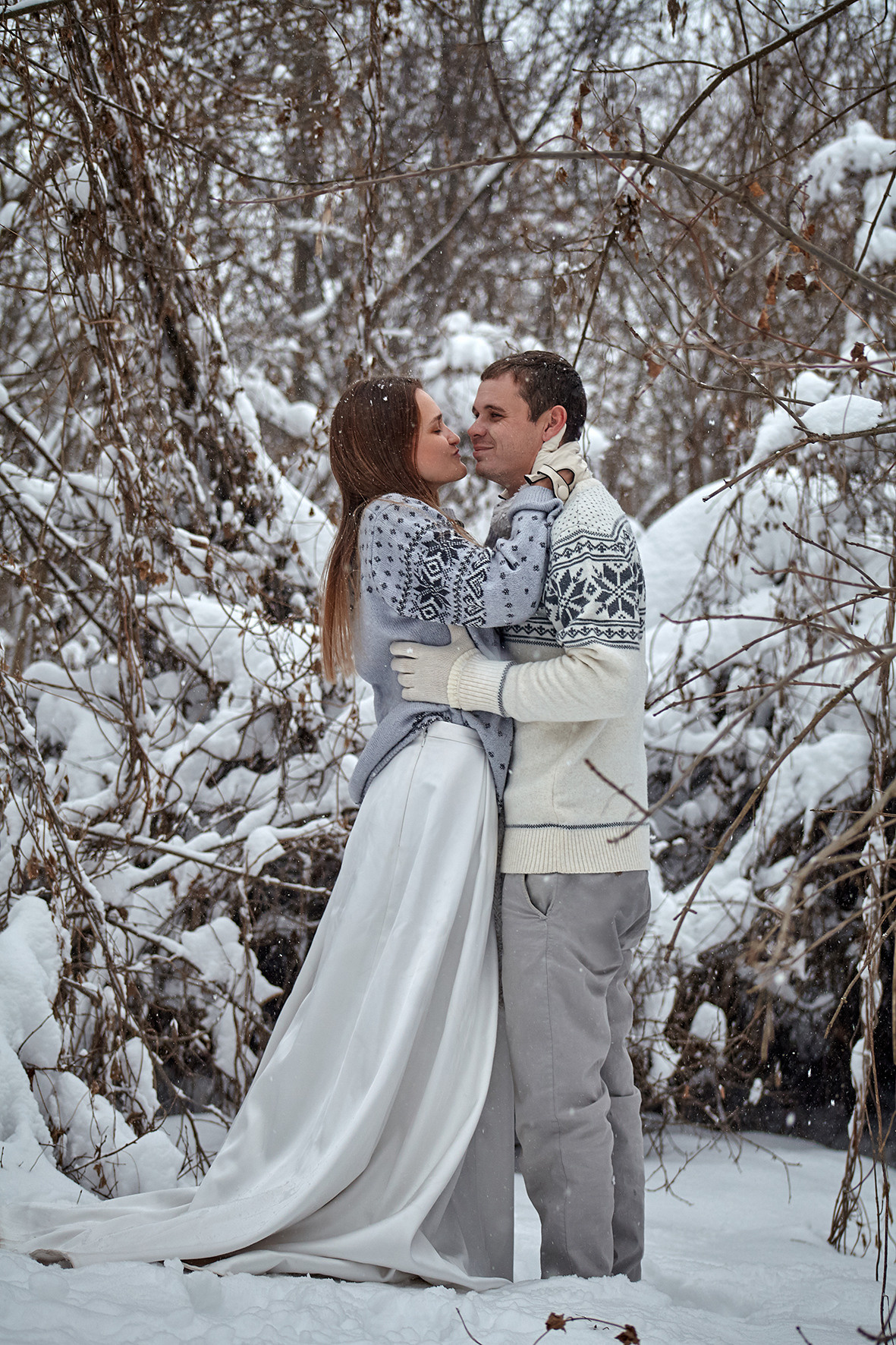 Лавстори зимой. Влюбленные гуляют во время снегопада. Влюбленные в парных свитерах. Фотограф. Тимашевск. Кубань. Краснодарский край.