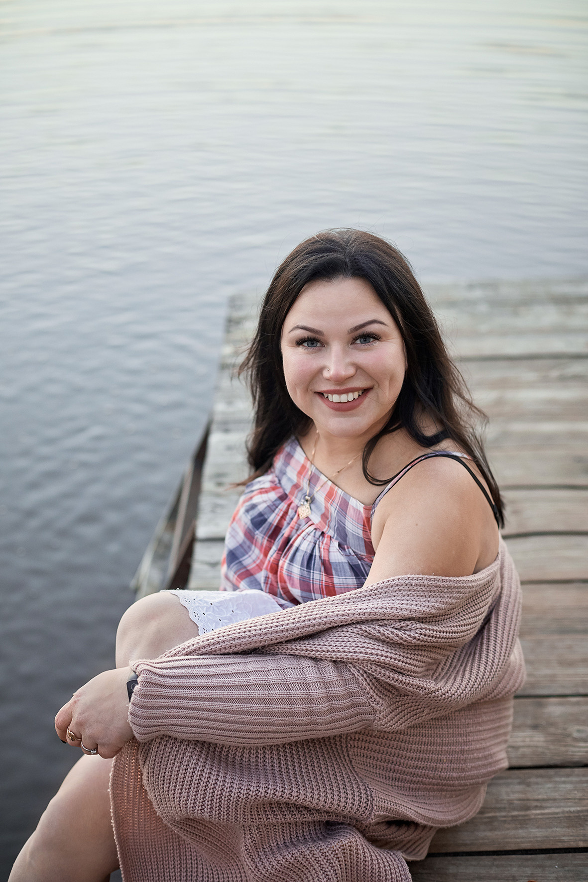 Портрет девушки на реке на закате. Девушка в вязаном кардигане и желтых резиновых сапожках на берегу реки на деревянном пирсе. Фотограф. Тимашевск. Кубань. Краснодарский край. 