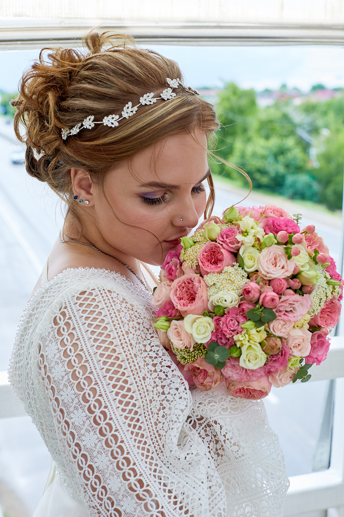 Портрет невесты с букетом невесты возле лица. Фотограф. Тимашевск. Кубань. Краснодарский край.