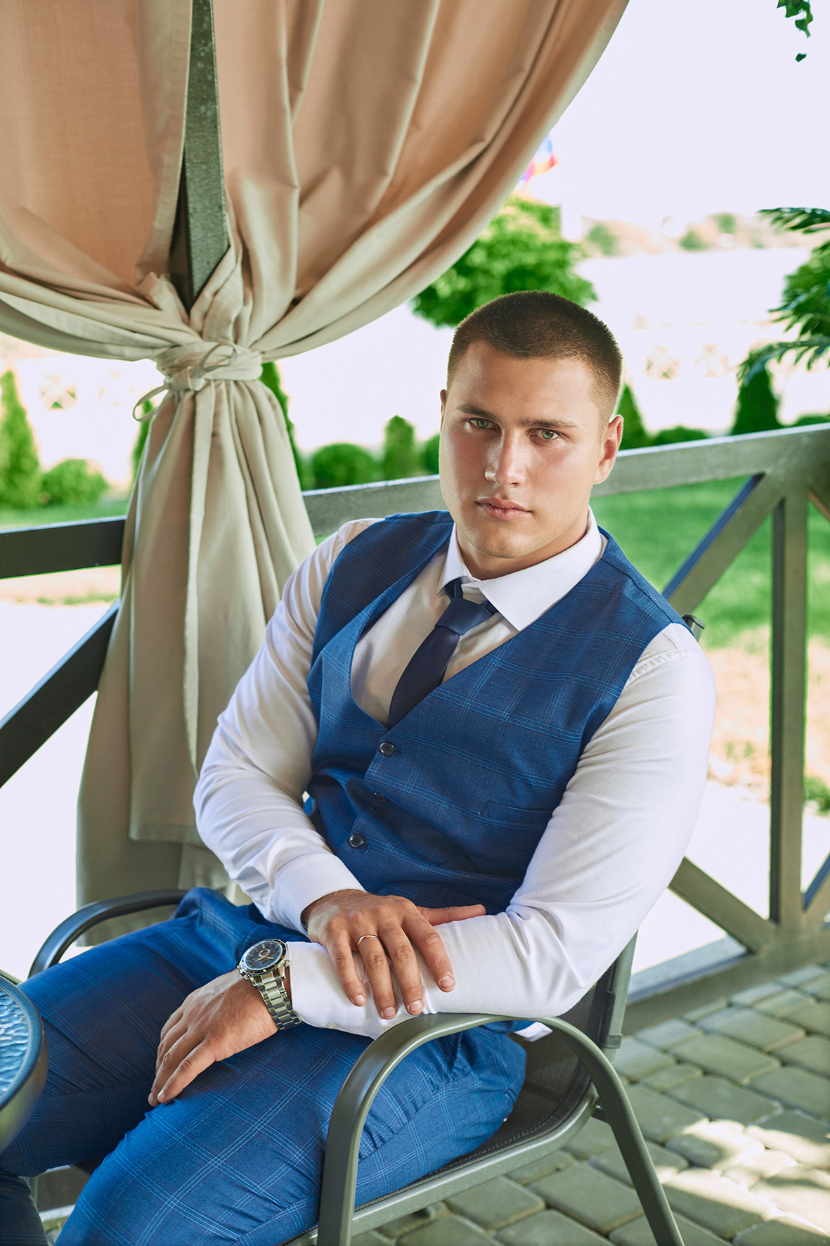 Жених сидит на террасе летнего кафе. Фотограф. Тимашевск. Кубань. Краснодарский край.