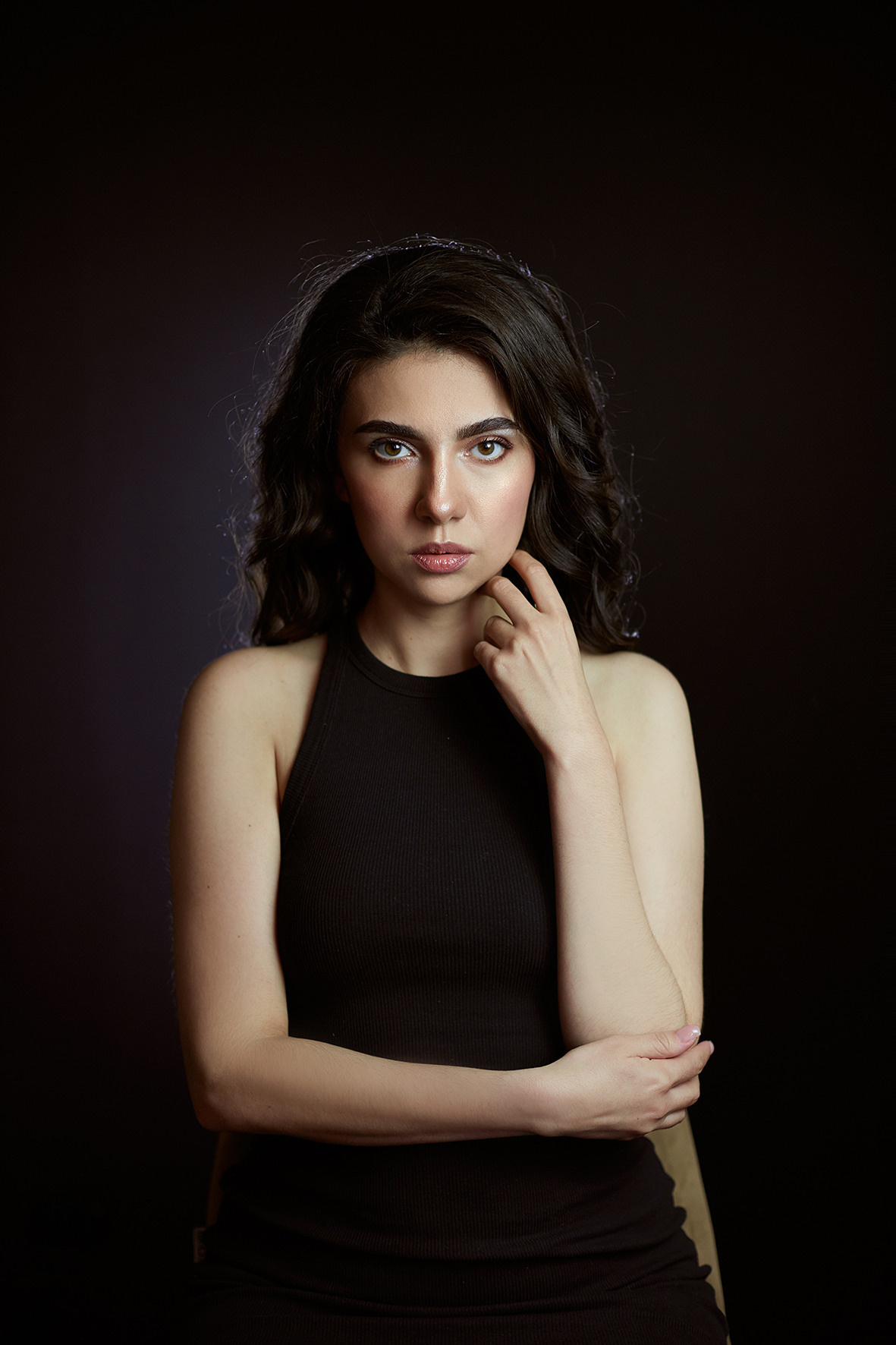 Студийный портрет девушки в черном платье на черном фоне. Фотограф. Тимашевск. Кубань. Краснодарский край.